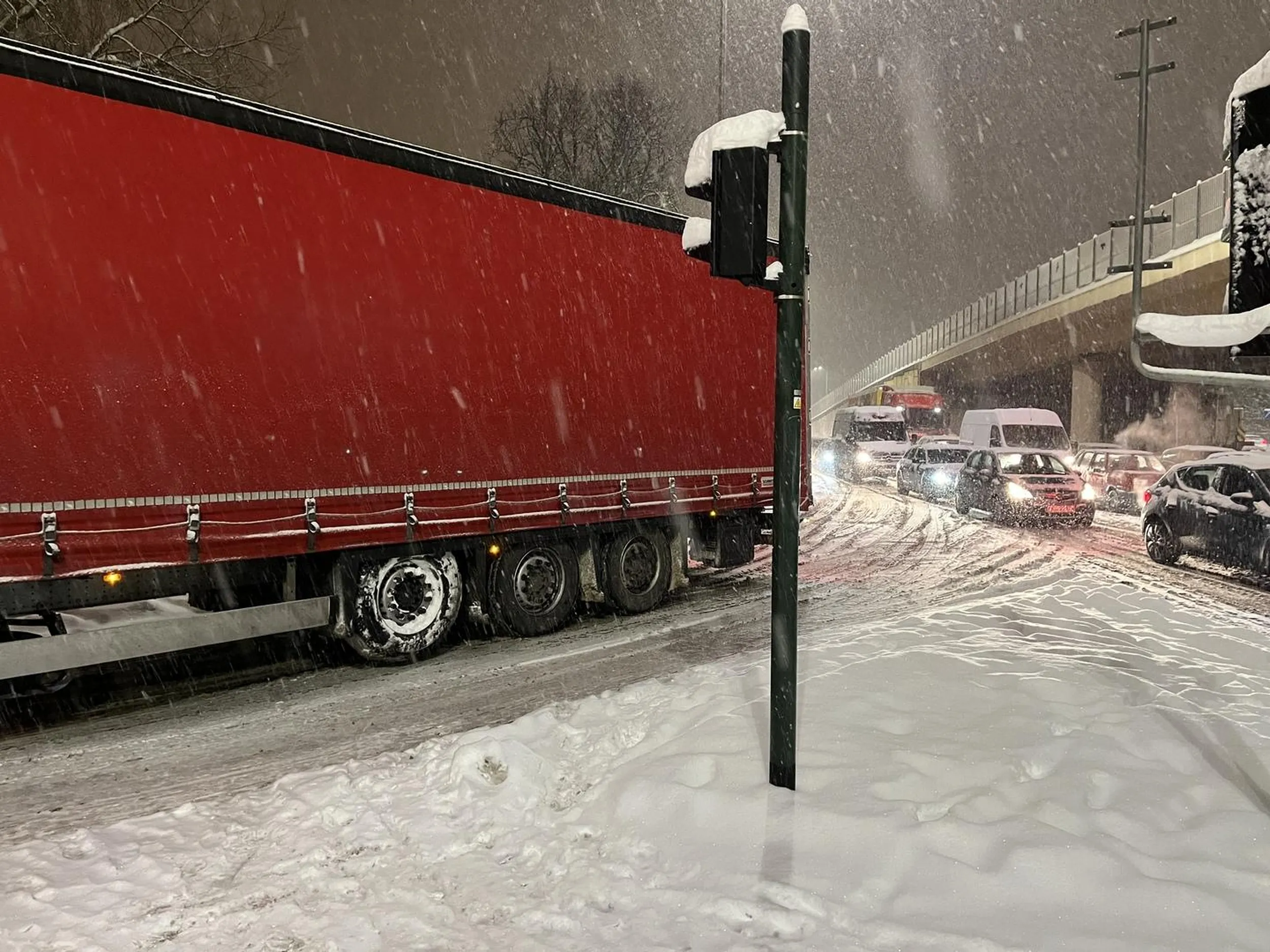 Zablokował przejście dla pieszych. Naucz się jeździć albo nie wjeżdżaj do miasta Nie potrzebujemy takich w Krakowie