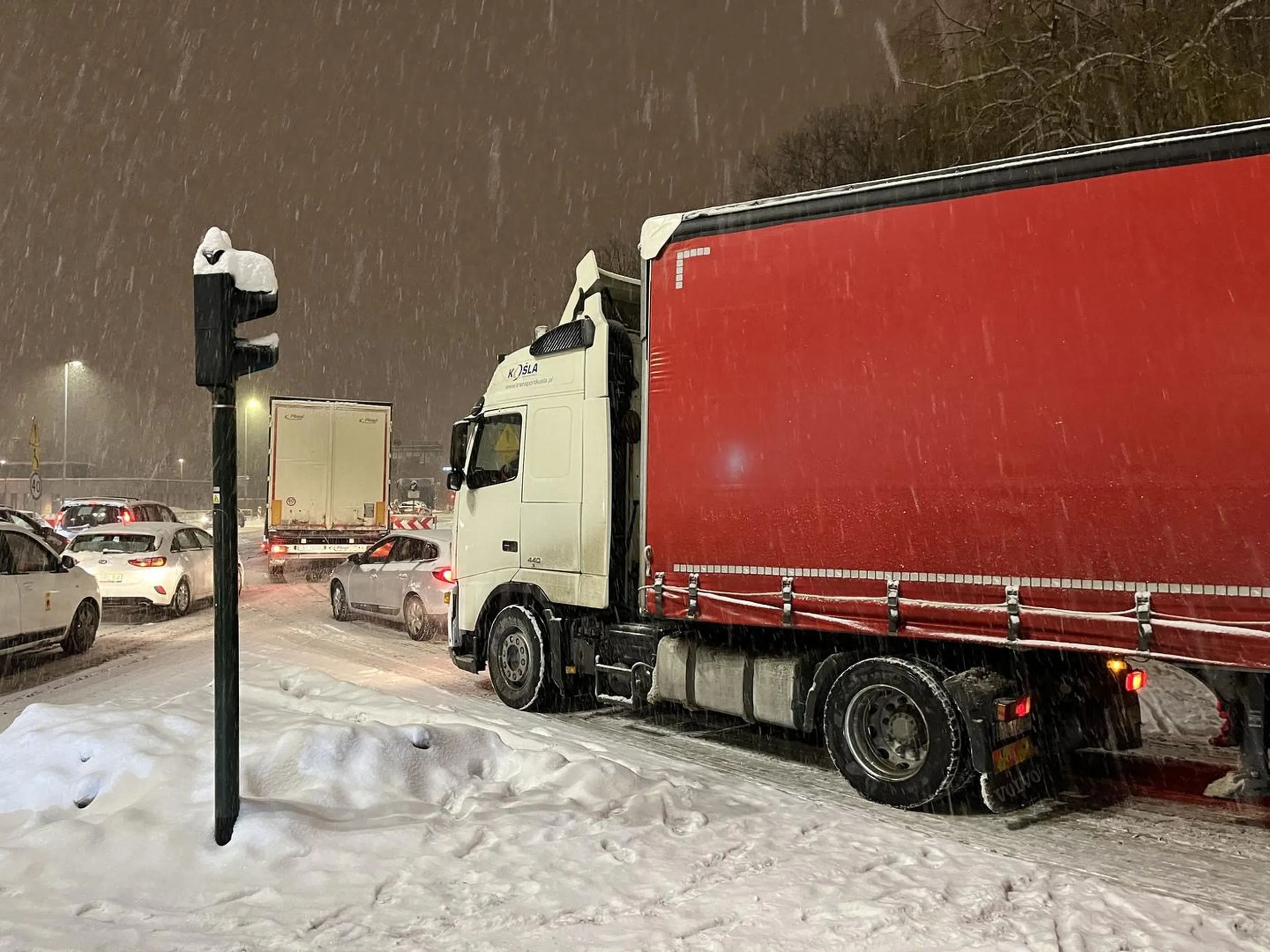 Zablokował przejście dla pieszych. Naucz się jeździć albo nie wjeżdżaj do miasta Nie potrzebujemy takich w Krakowie