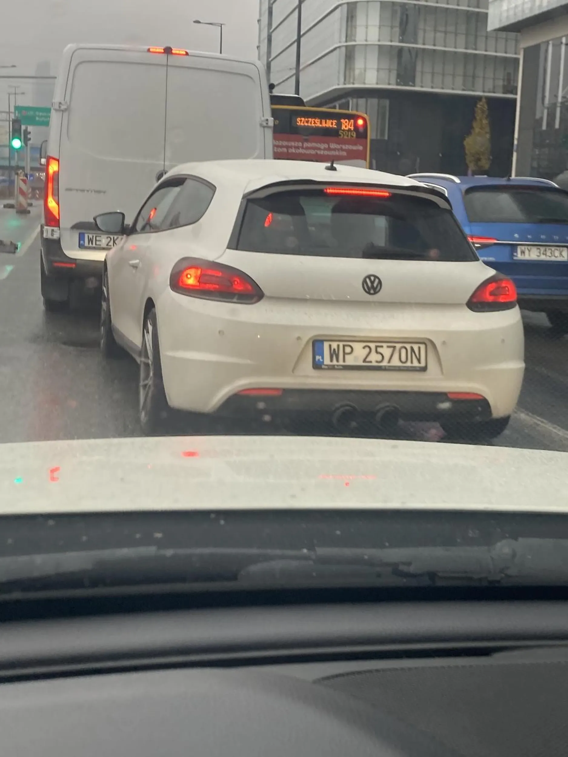 Wymuszacz pierwszeństwa. Zrób coś dla ludzi i przestań kierować samochodem. A Pani pasażerce która ochoczo jeszcze dopingowała do wymuszenie pierwszeństwa, radzę zastanowić się nad skutkami naruszania przepisów ruchu drogowego.  Następnym razem możecie trafić na mniej wyczulonego na chamstwo kierowcę niż ja.