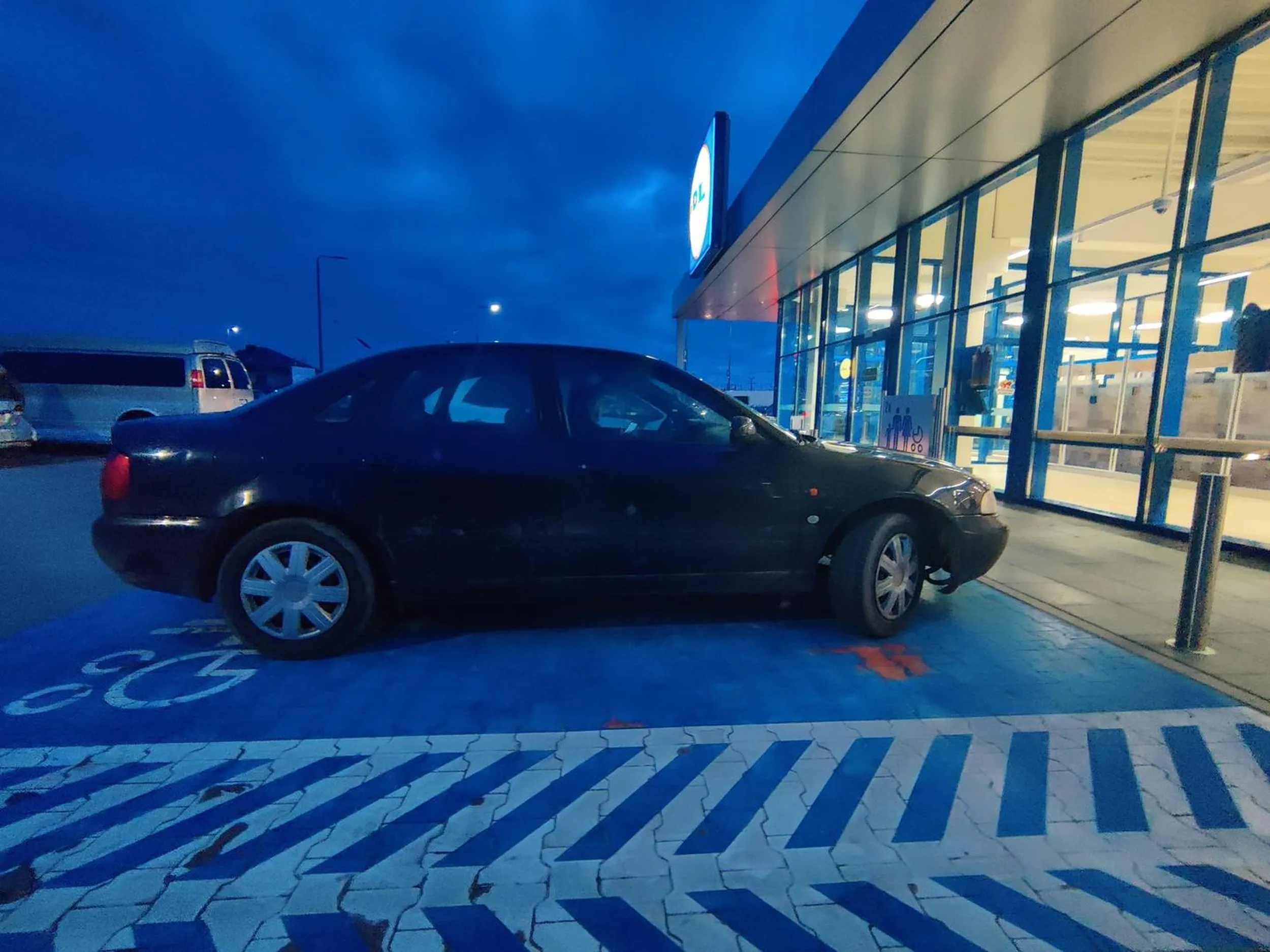 Stary gbur parkuje ma miejscu dla matki z dzieckiem, nawet koszyka nie odstawił na miejsce tylko pchnął pod okno. "Dziad z Radomia".