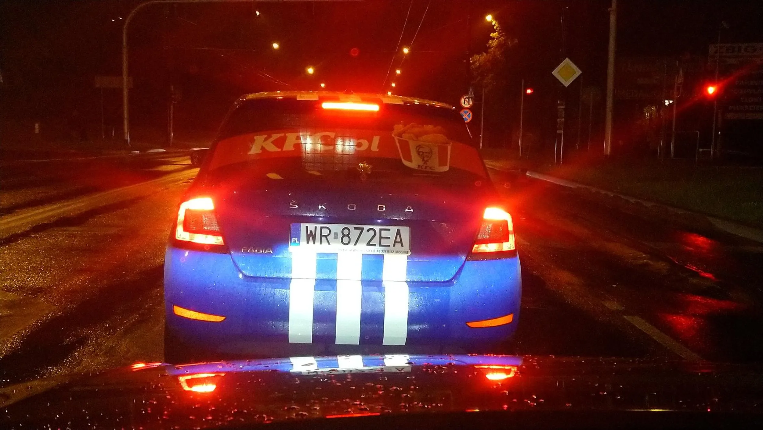 Szofer tego auta nie zatrzymuje się na stopie. Jedzie i wjeżdża wprost pod maskę. Logo firmy zobowiązuje!!