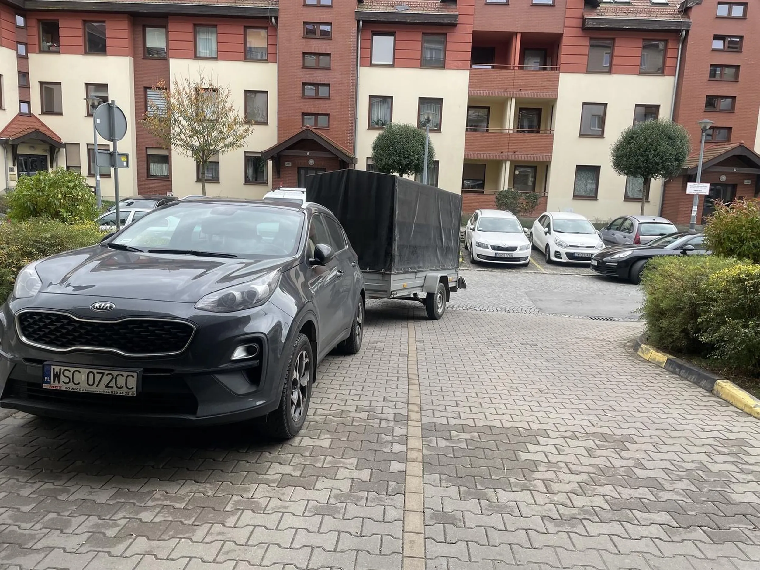 Polecam zapoznać się z przepisami ruchu drogowego albo kupić porządne okulary.