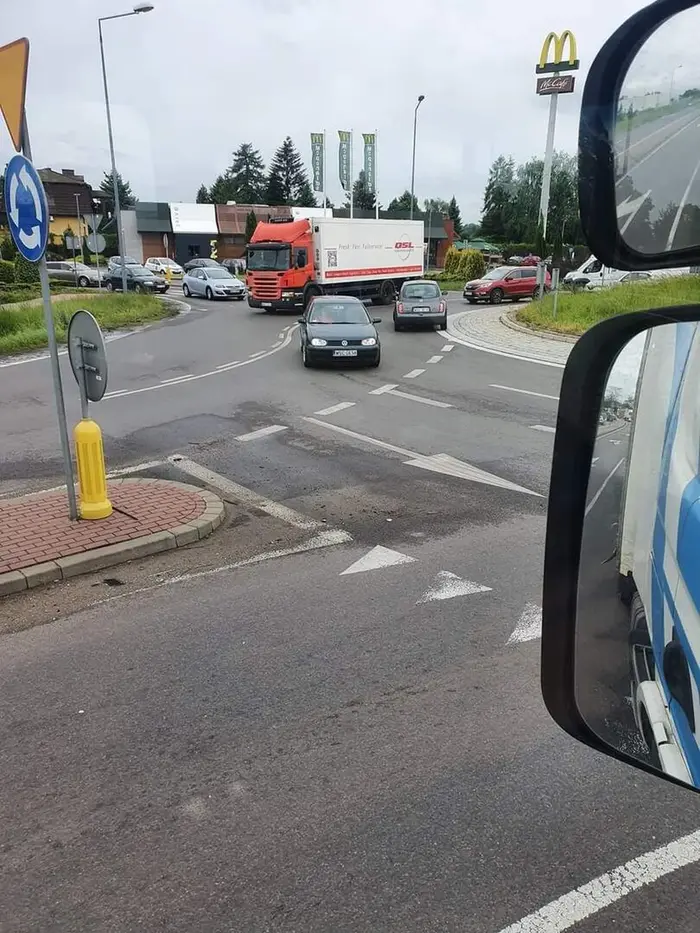 Ładnie się bawi ta dzisiejsza młodzież prawko chyba z chipsów minimajka