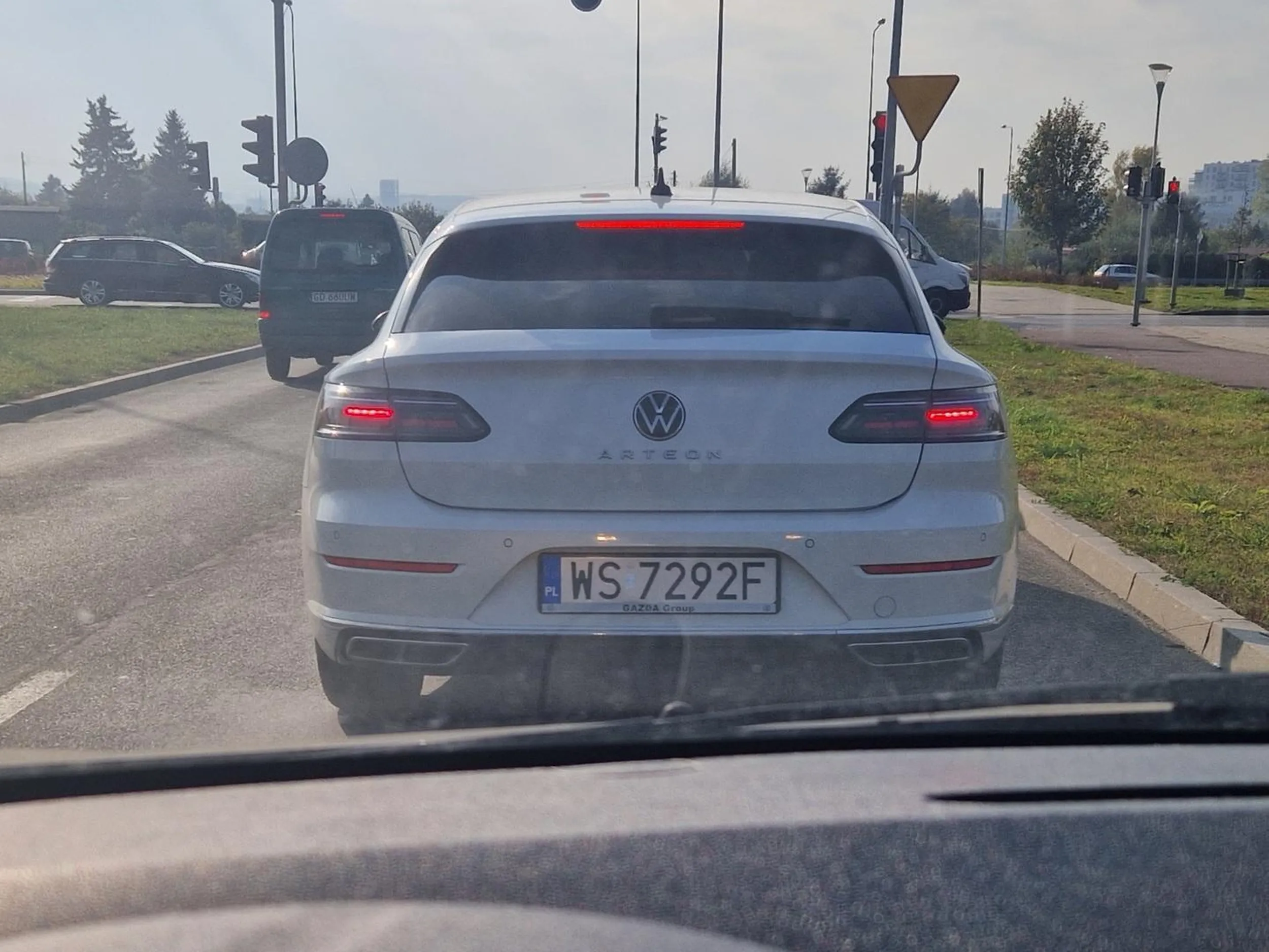 Ten pseudo kierowca powinien mieć zakaz prowadzenia samochodów - ZNAKI DROGOWE NIE PRZESZKADZAJĄ MU W JEŻDŻENIU PO ULICACH. Wypchnął mnie z drogi zjeżdżając ze swojego pasa na mój - prosto w bok mojego samochodu. Ani przepraszam, ani pocałuj mnie w dupę. Siedzi za kierownicą i nie wie o co chodzi.