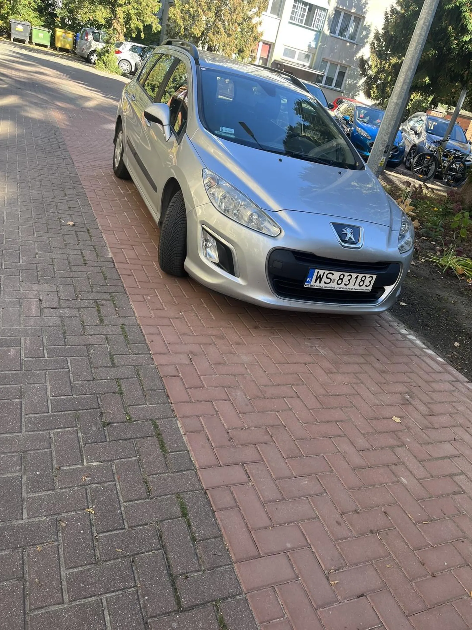 Parkuje na chodniku dla uczniów przy szkole mało tego prawie mnie potrącił jak wjeżdżał przez bramę