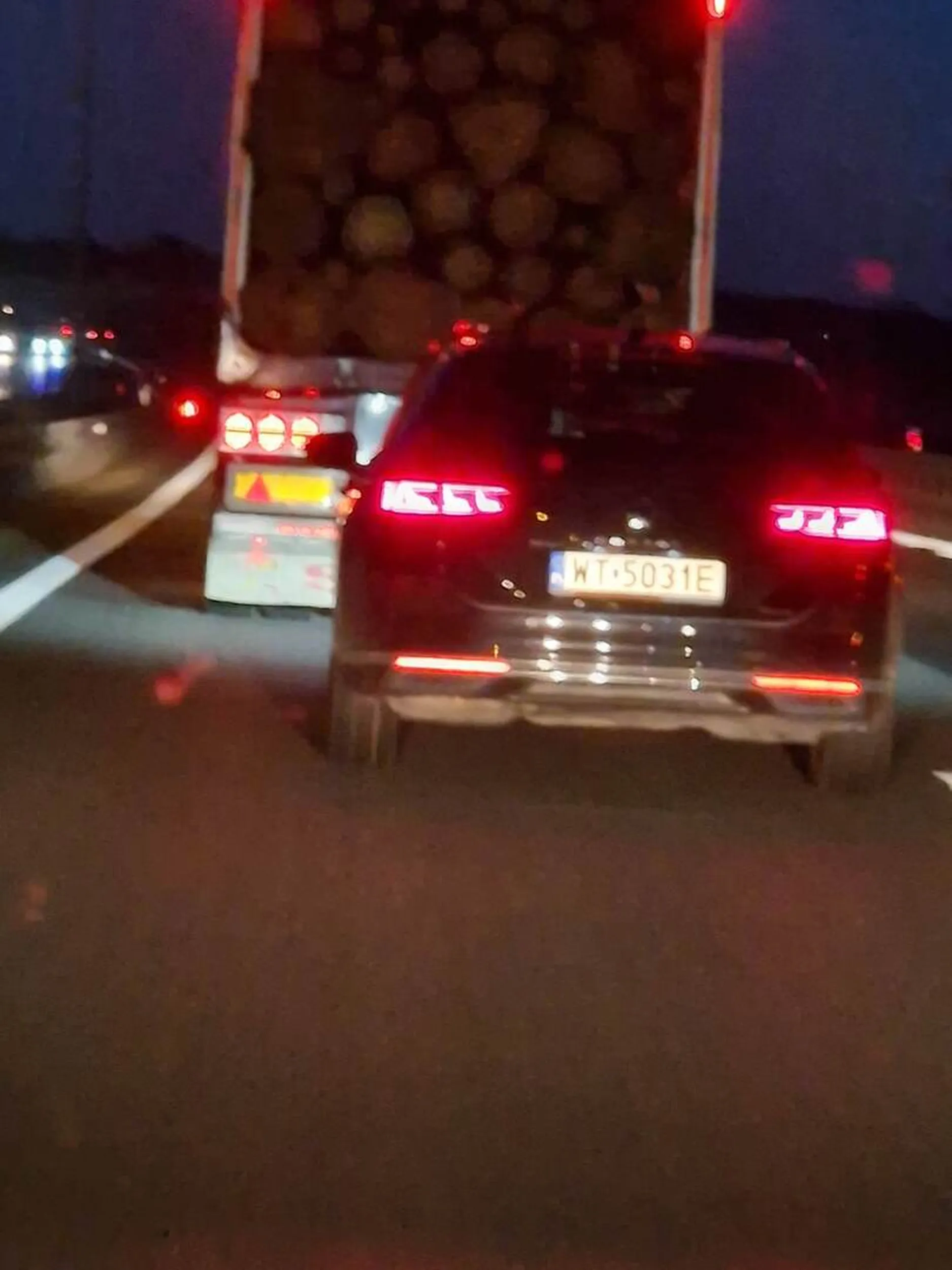 wyjątkowy zjeb. siedzi na zderzaku chamsko i napierdala długimi. w dupe sobie wsadz te antenkę od CB radia. A4 okolice opola 08.11.2022