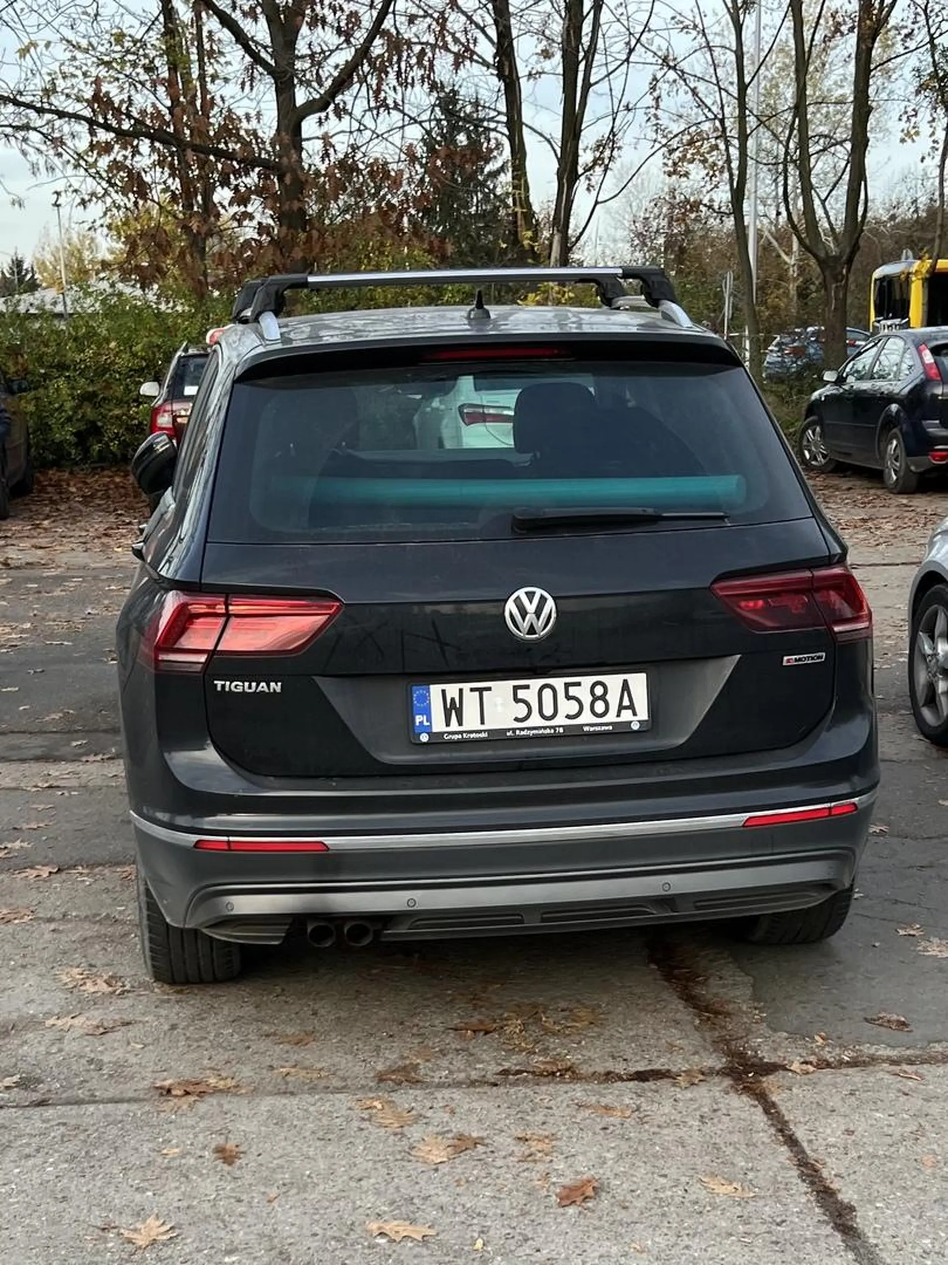 Jeb**y buc. Zaparkował na 3 miejscach, po zwróceniu uwagi groził mi i kobiecie, że nas naj***ie. Wracaj do szkoły zakompleksiony mały ch*ju z autem za hajs starych