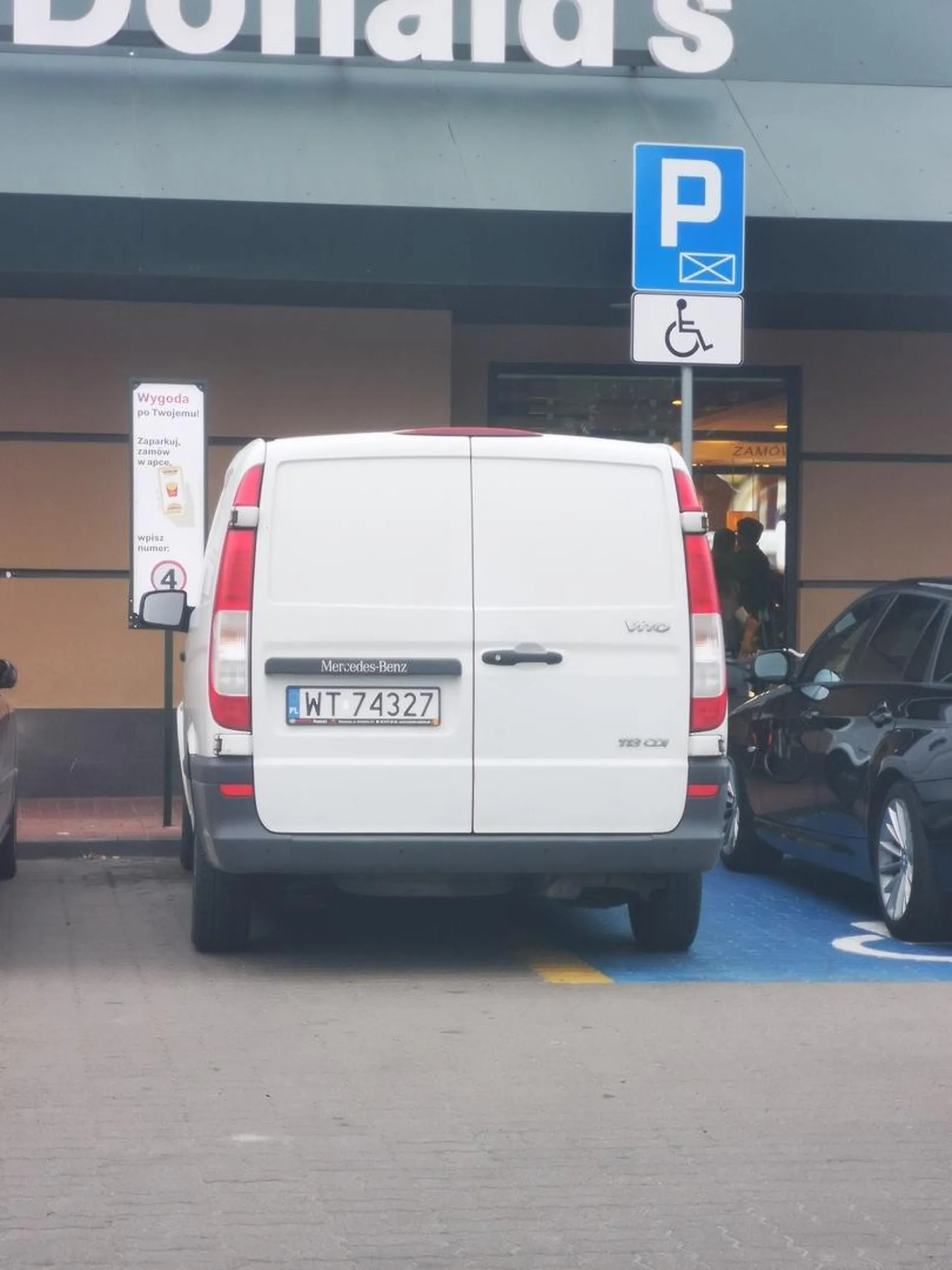 Wieksze miejsca parkingowe dla osób z niepełnosprawnością nie są po to, aby móc sobie stawac na nich połowa samochodu, tylko żeby osoba na wózku mogła z niego wysiąść.