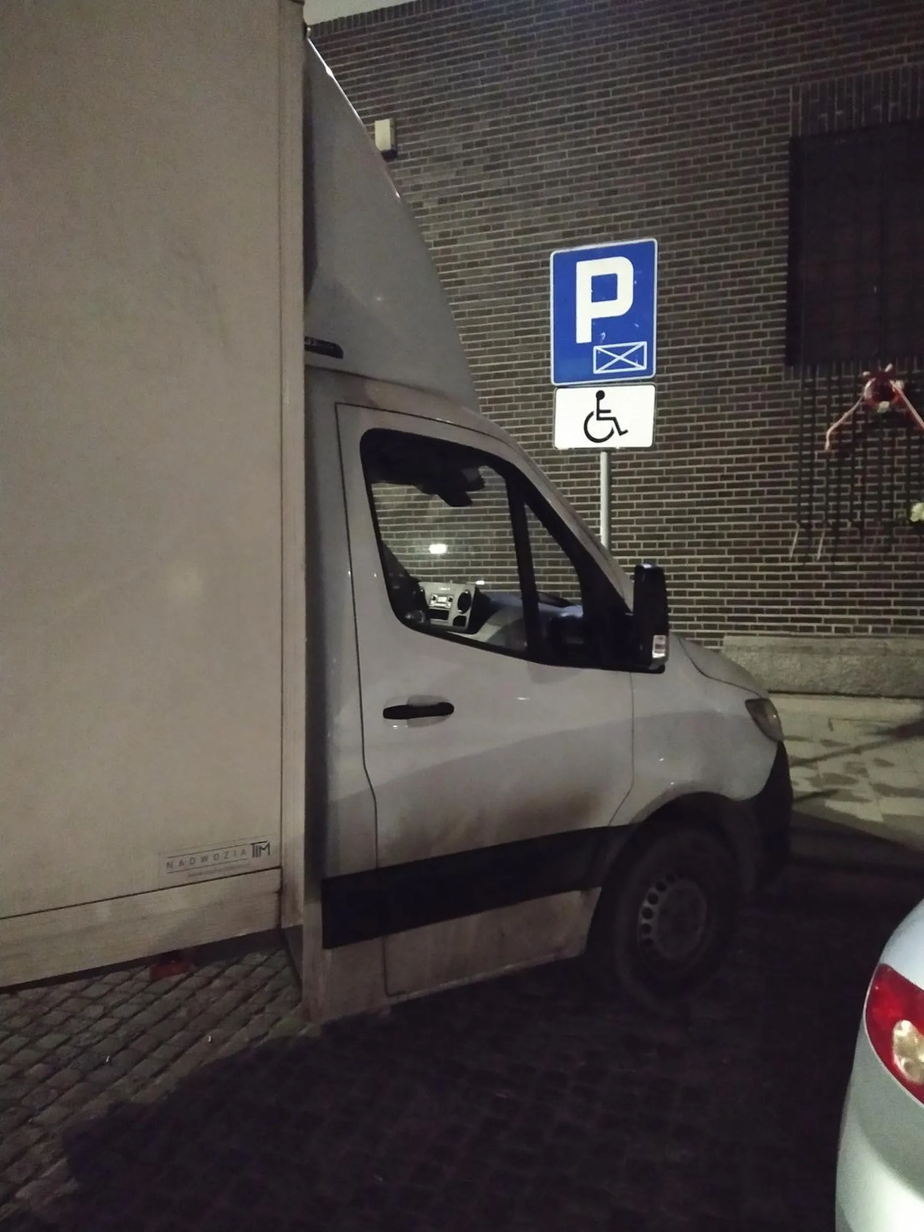 Wyższy poziom upośledzenia. Chociaż otwarte piwo w kabinie wiele wyjaśnia.