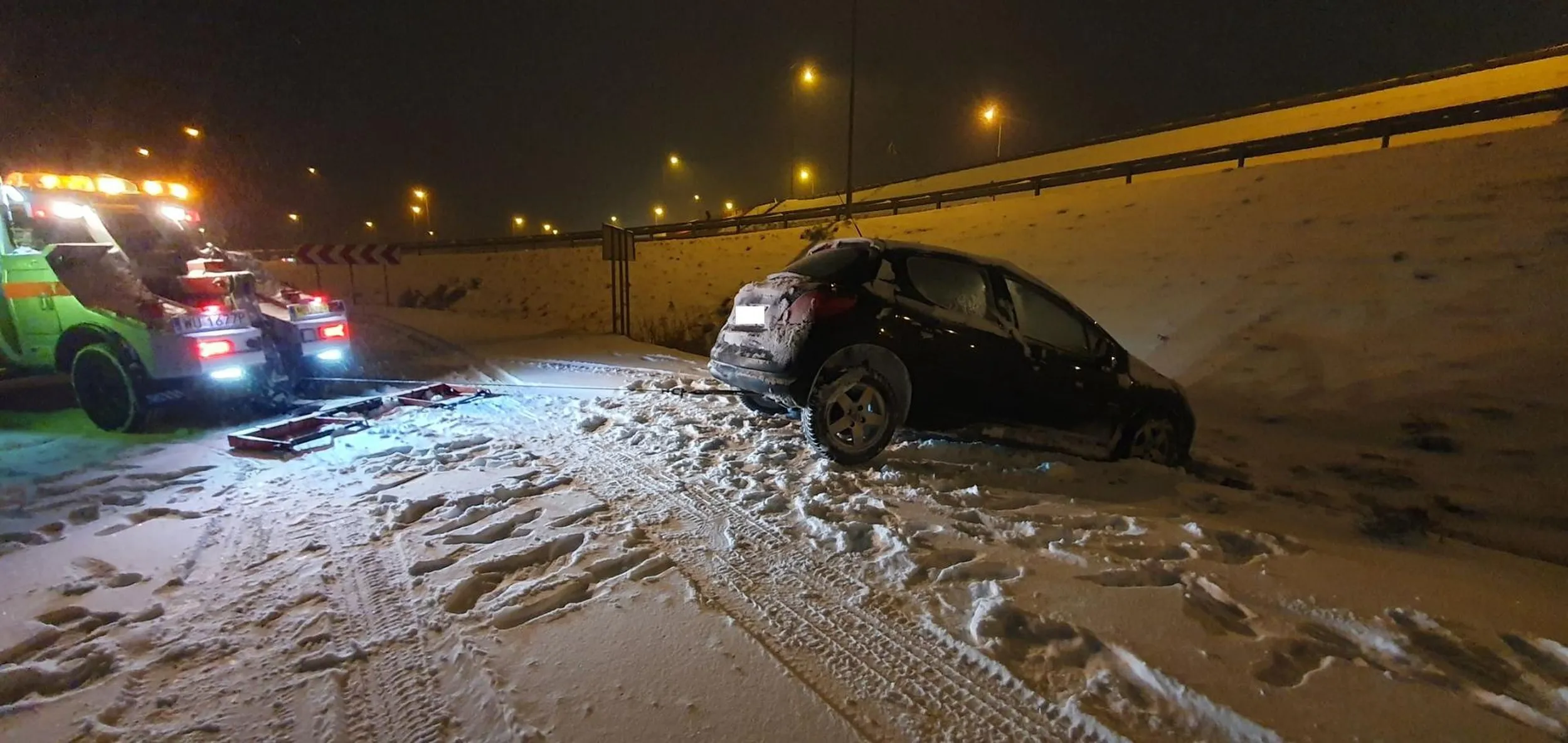 Laweciarz. Kroi 950 zł za wysciągnięcie auta.