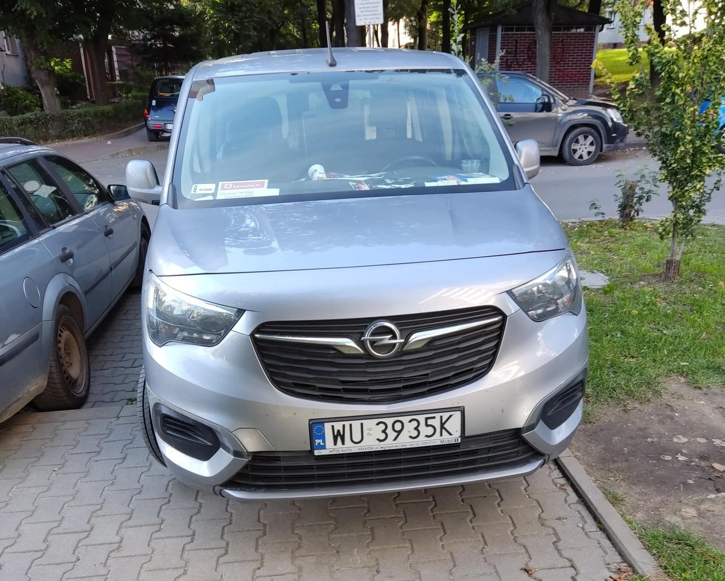 Pan i władca ma w dupie chodnik, niech plebs chodzi po błocie, bo on musi zaparkować