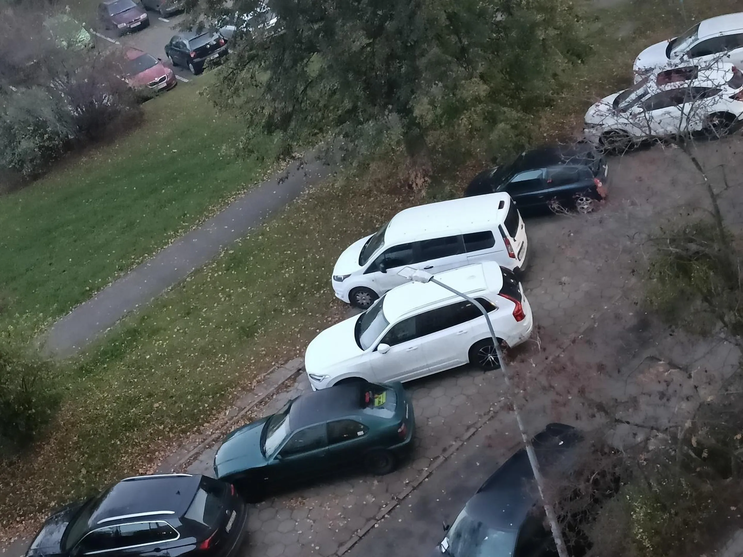 Kobieta nie umie parkować, skąd prawko? Kupić dużego SUVa i bać się 5cm krawężnika. Dramat - blokujecie drogę pożarową i przejazd większym pojazdom jak śmieciarki...