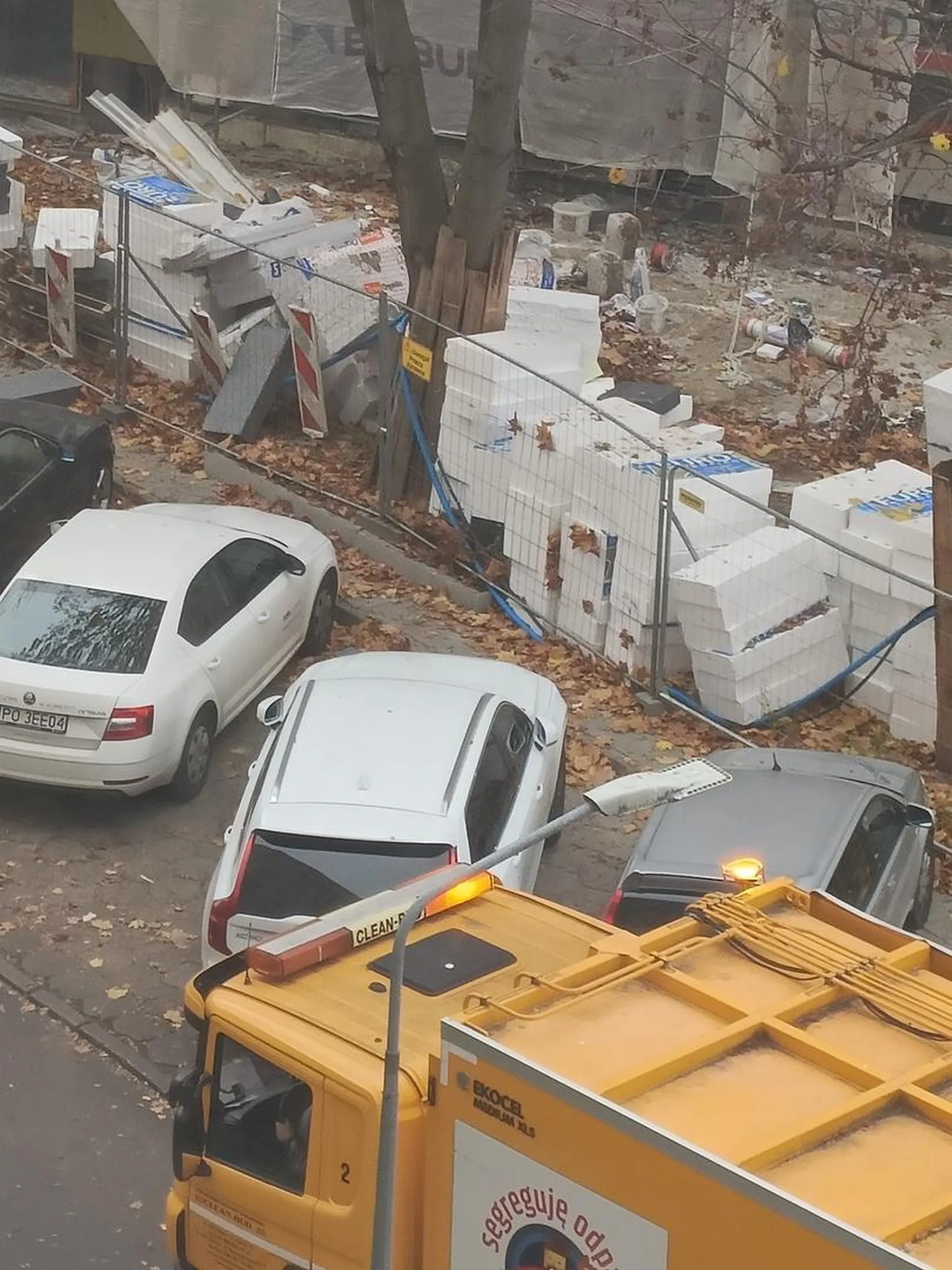 Kobieta nie umie parkować, skąd prawko? Kupić dużego SUVa i bać się 5cm krawężnika. Dramat - blokujecie drogę pożarową i przejazd większym pojazdom jak śmieciarki...
