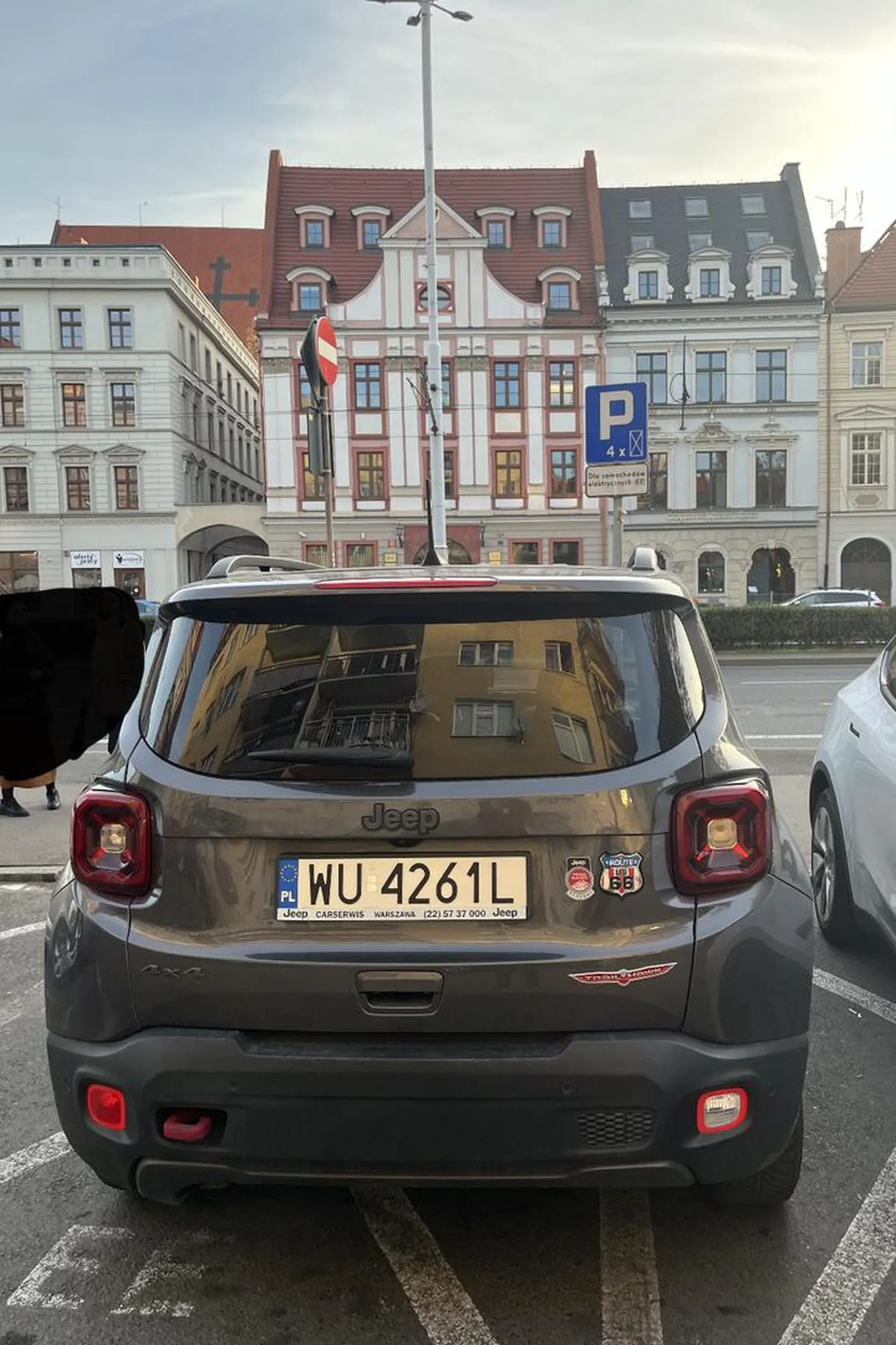 Pojazd zaparkowany nieprawidłowo, w dodatku na miejscu przeznaczonym dla samochodów elektrycznych.