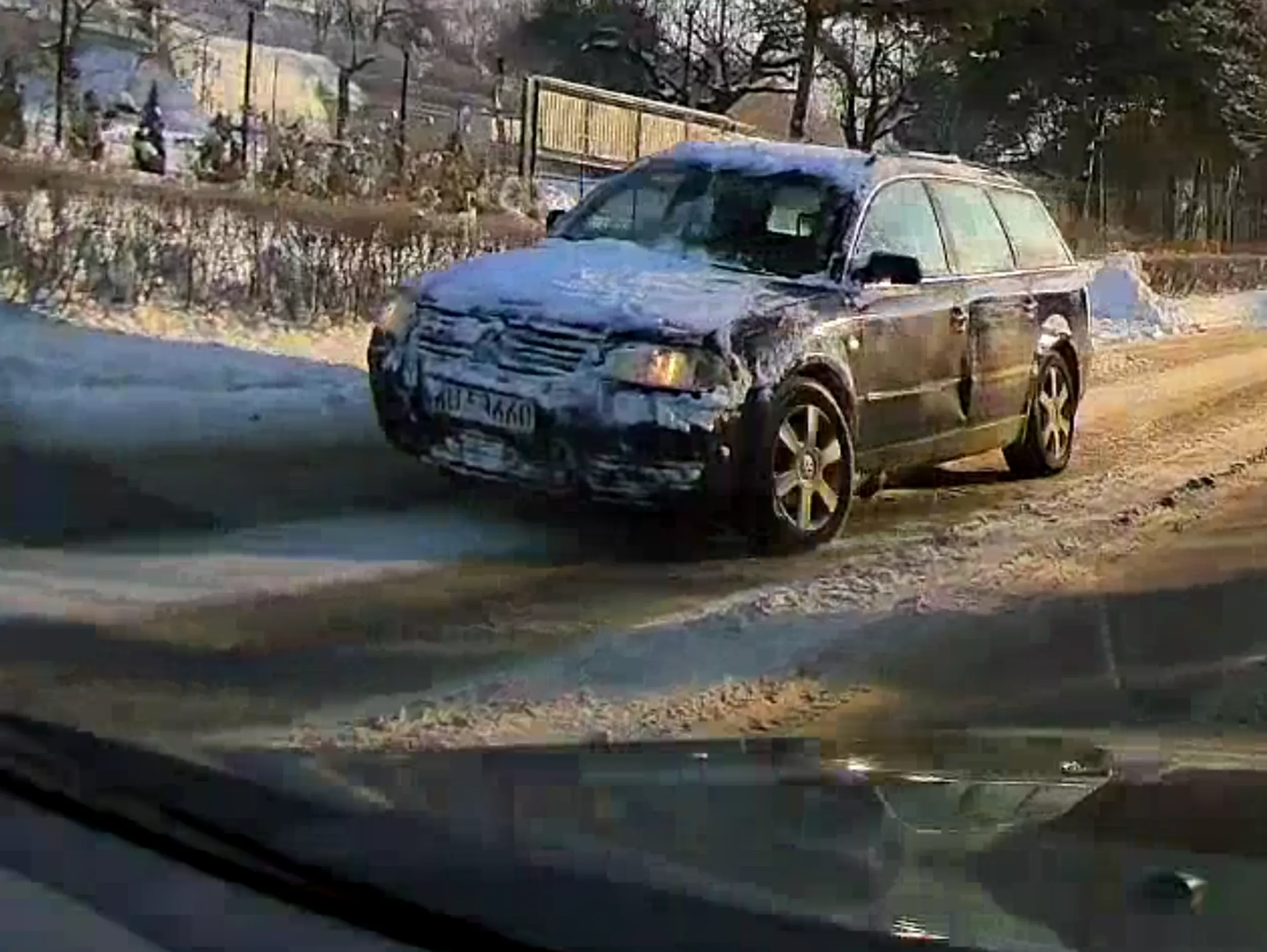 Poobijany i nieodśnieżony samochód świadczy o kierowcy. Na drodze pełnej śniegu i lodu nie potrafi dostosować jazdy do warunków i umiejętności.