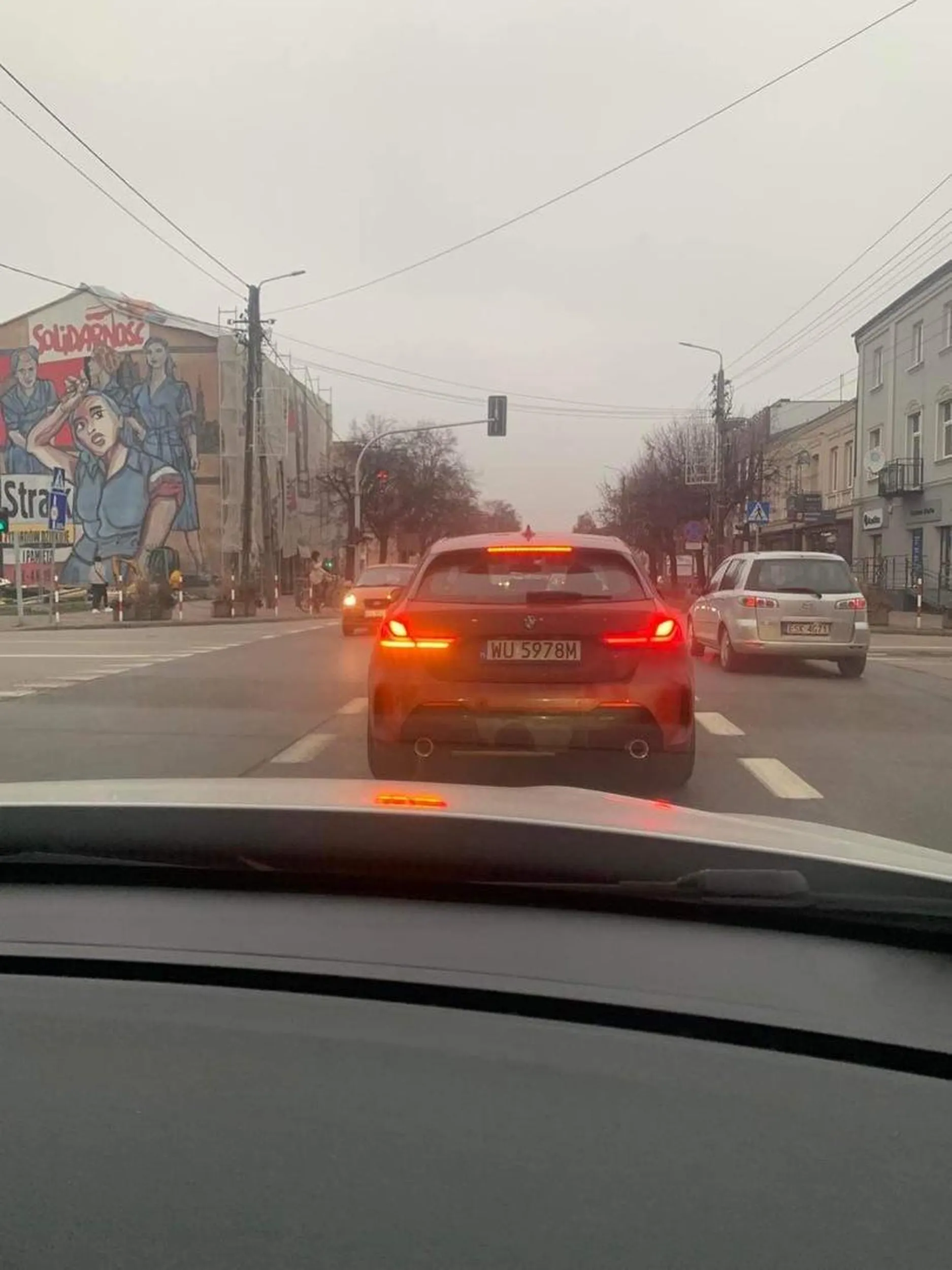 Kierowca to niezrównoważony cham. Po tym jak nie otworzyłem okna, by nie wdawać się w potyczkę słowną, rzucił butelką w moje auto i uciekał przez pół Żyrardowa, łamiąc masę przepisów.