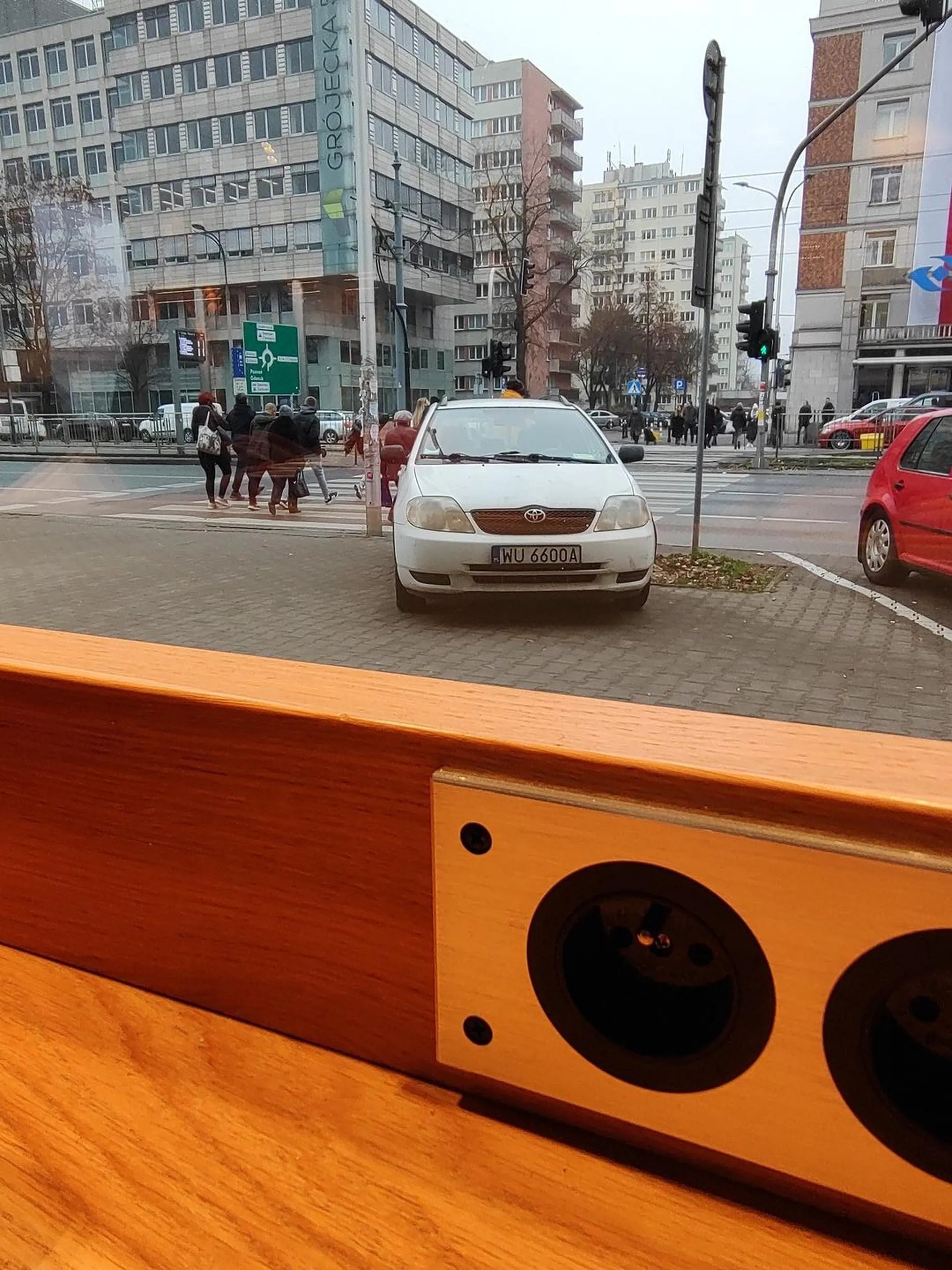 Zastawić pół przejścia, bo się do mięsnego spieszy. A potem jakąś babcia z laską musi dookoła grata ganiać. Słowo daję, jak na to patrzę to robię się fanem słupków.