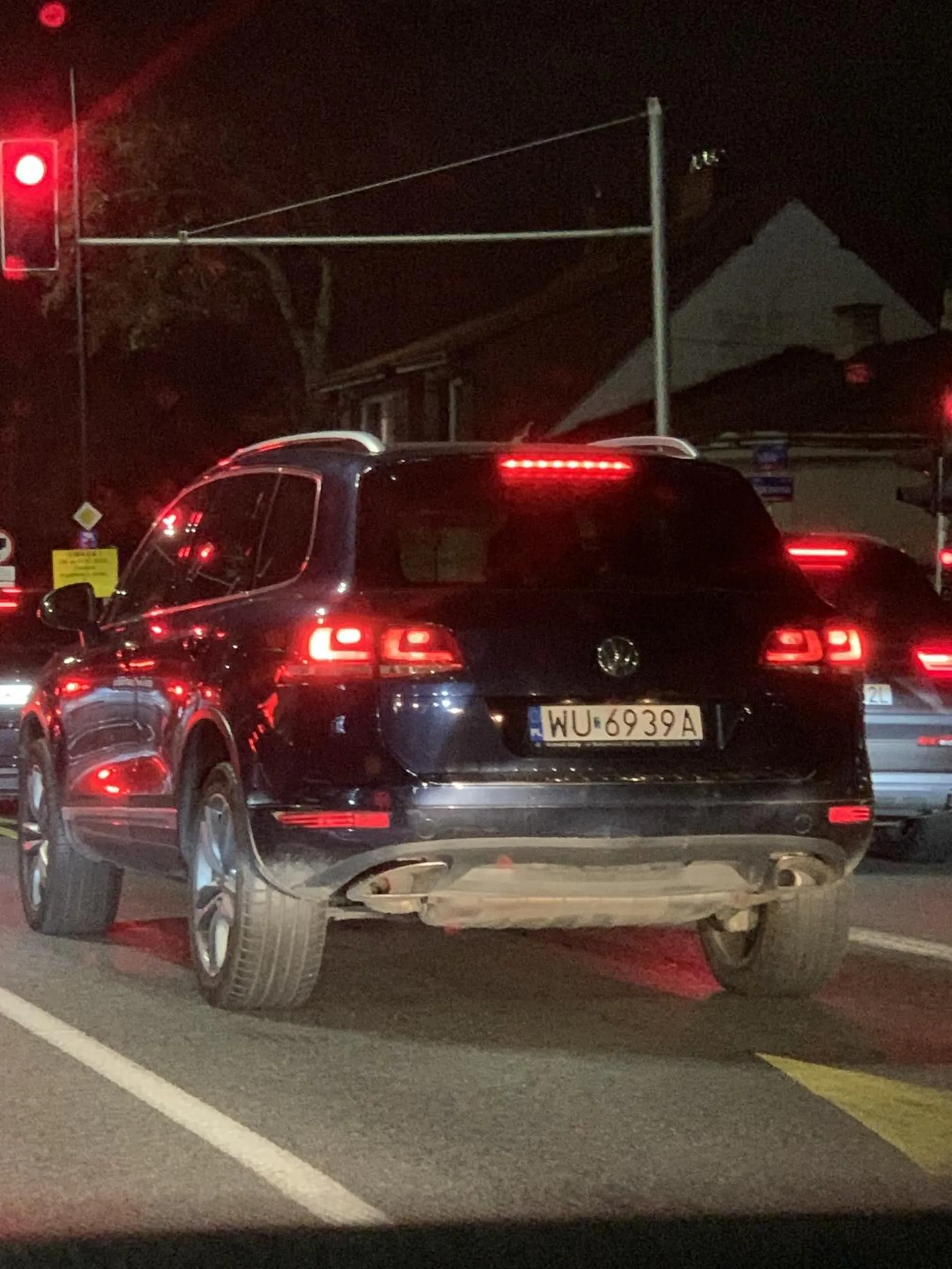 Pajac wyprzedza i zajeżdża drogę