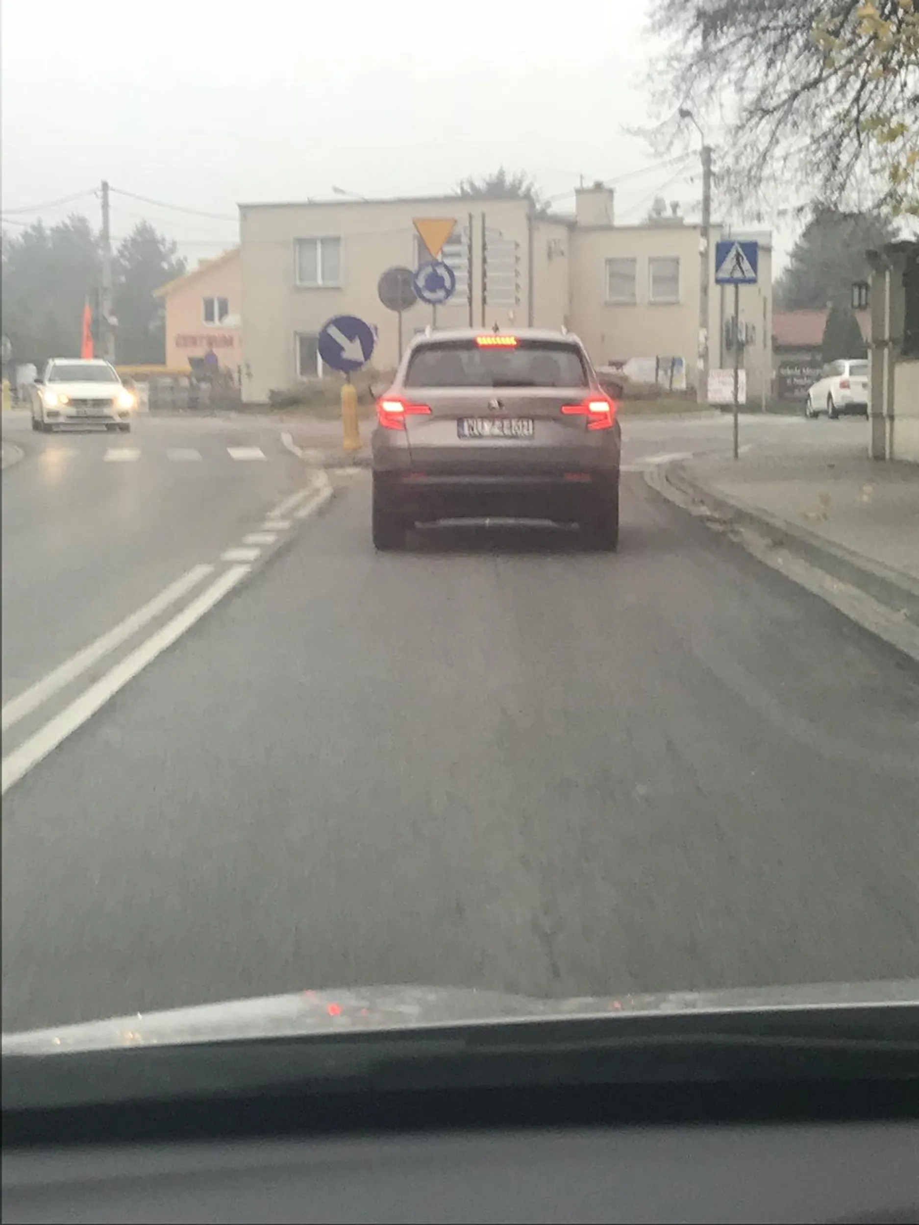 Koleś w tej skodzie robił loda drugiemu ?