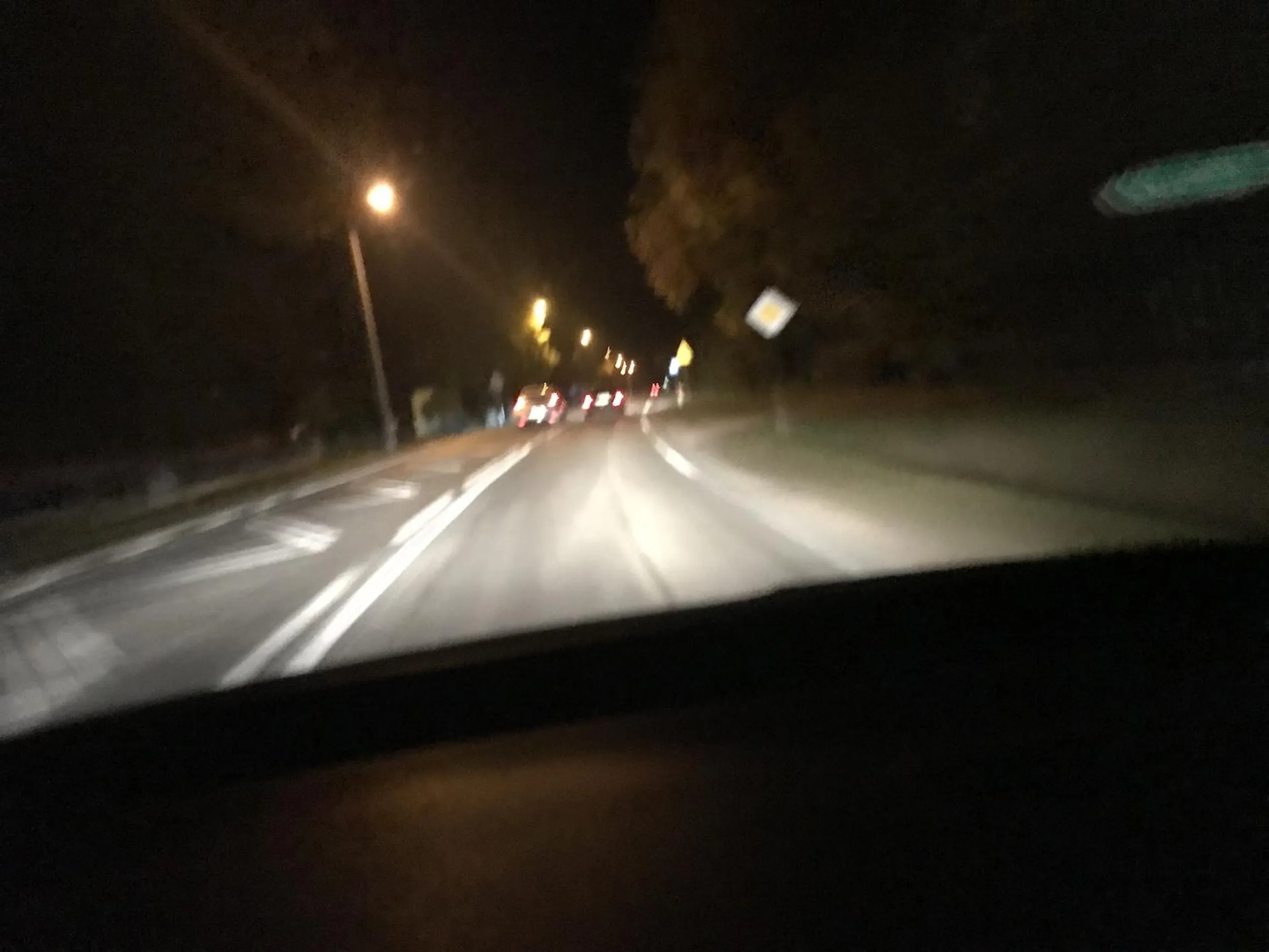 Po raz kolejny spotykam się z brawurą tego kierowcy. Ciągła linia nie wzrusza a nie wspomnę o prędkości .