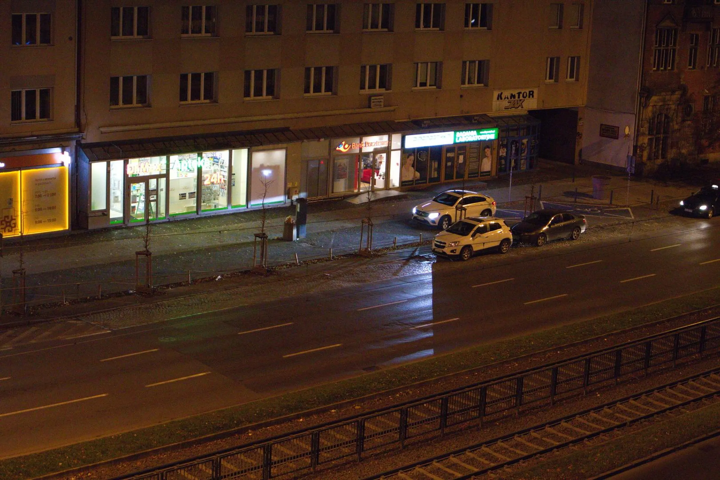 szkoda że do środka apteki nie wjechał