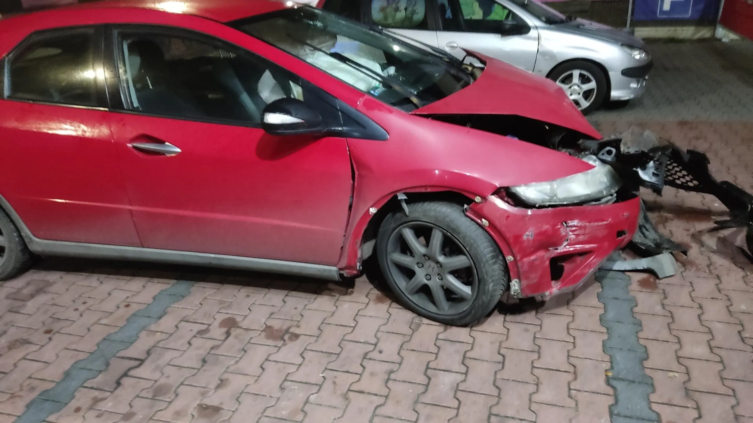 Uciekł z miejsca wypadku facet i kobieta z malutkim dzieckiem tragedia oby was odpadła sowitą kara.