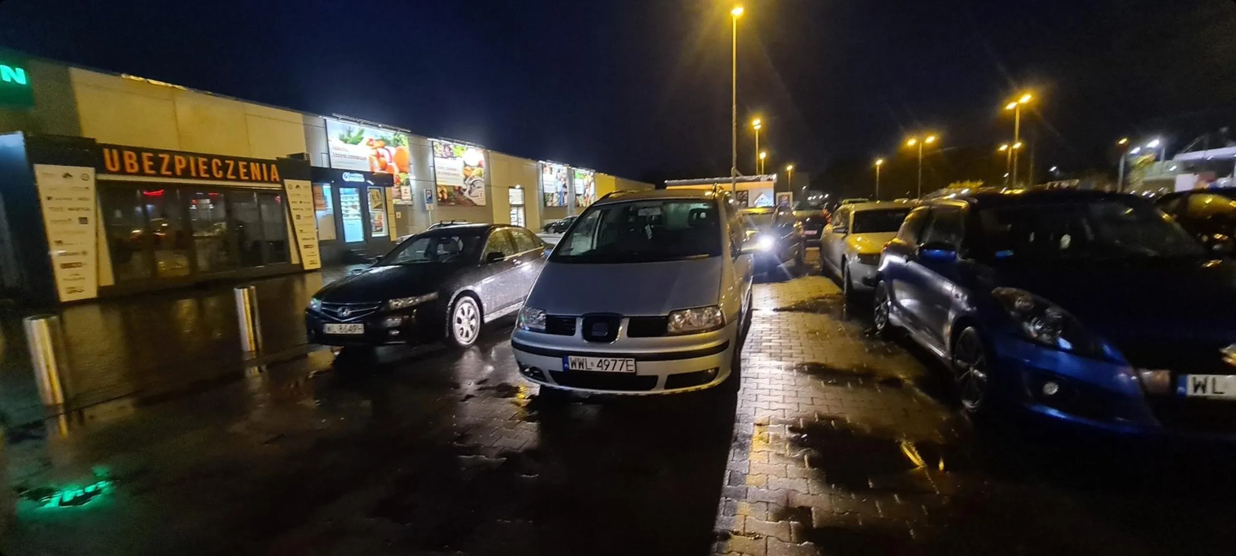 Kolejny kierowca nie rozumiejący idei pasów ruchu pod legionowskim kauflandem.