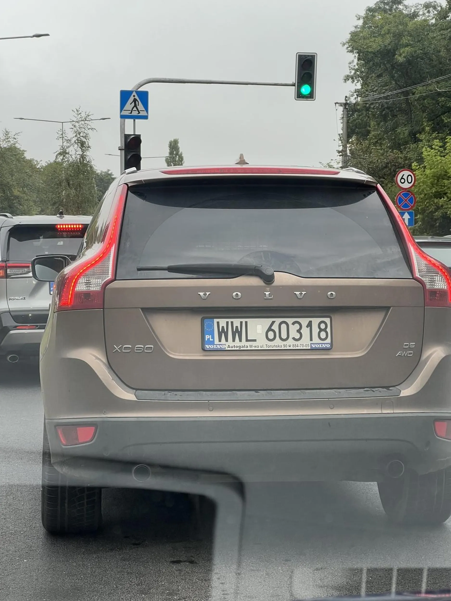 śmieci na drodze i nie używa kierunkowskazów.