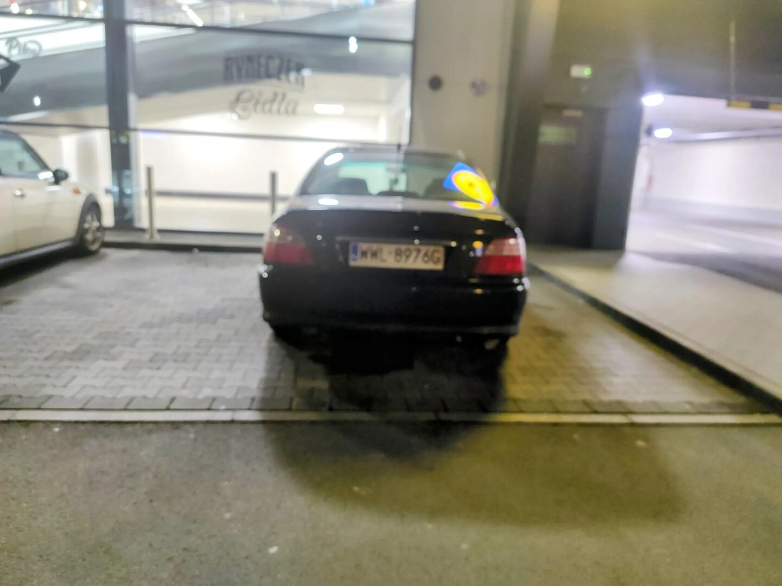 Zaparkował lymuzyną na dwóch miejscach, po prostu geniusz.