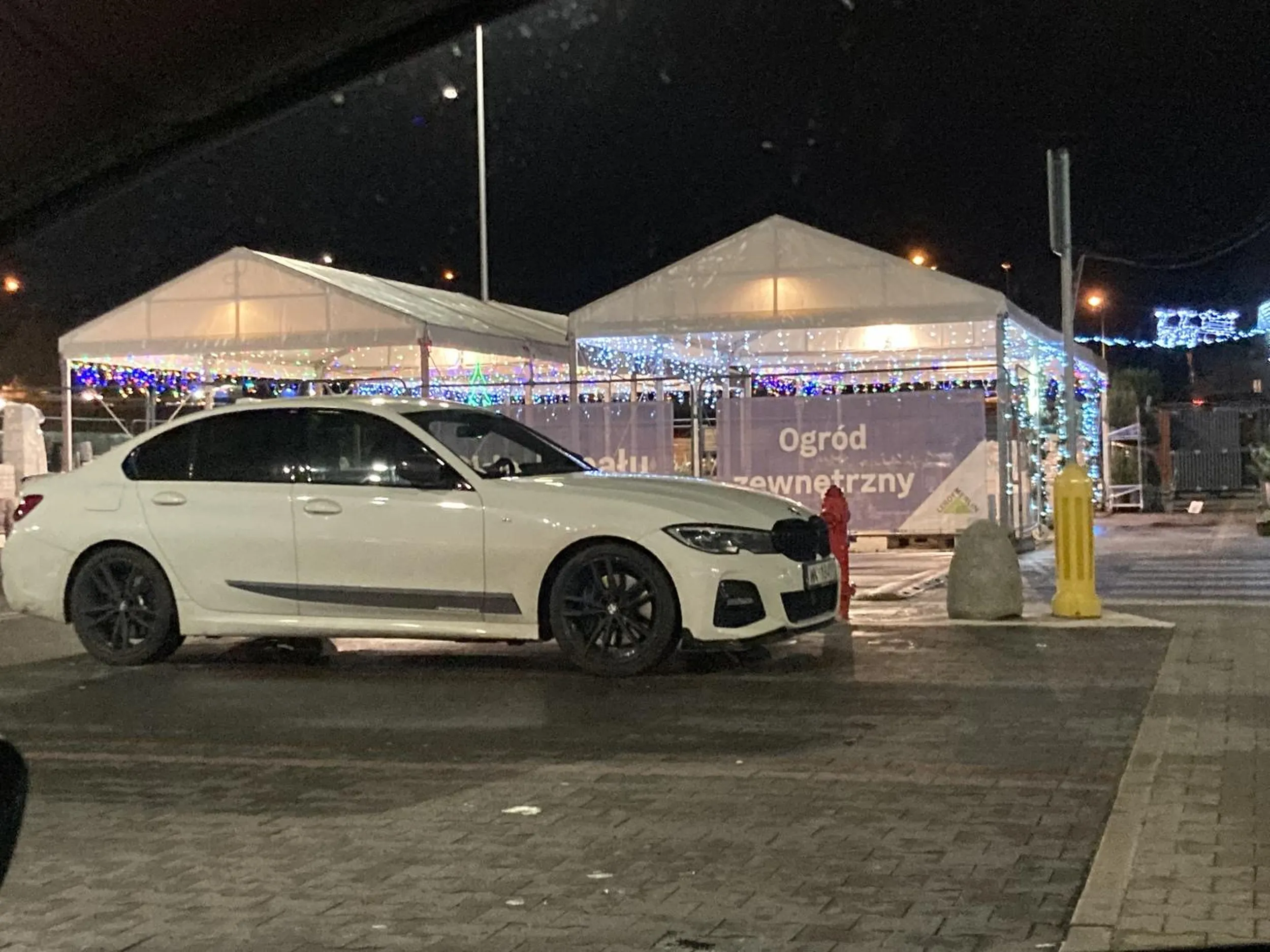 Zeby nie wyczuwac auta na ponad metr to trzeba być już „orłem” albo ignorantem totalnym. Dodam, że zaparkował tak na moich oczach przy braku sąsiednich samochodów. Przednie koło na linii a na alejke przejazdową wystaje całość od tylnej osi…