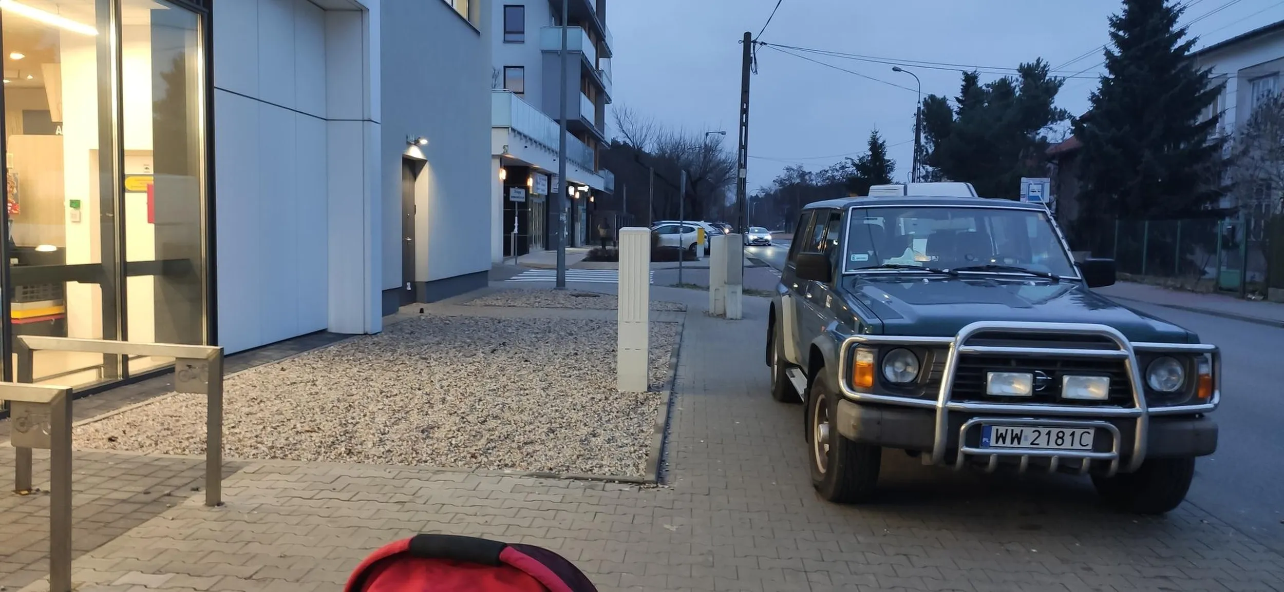 Kierowca auta uznał, że te 80 cm chodnika to wystarczająca przestrzeń dla pieszych oraz na przejazd matki z wózkiem. W końcu trzeba zaparkować pod drzwiami Biedronki, za daleko podjechać na parking 10 metrów...