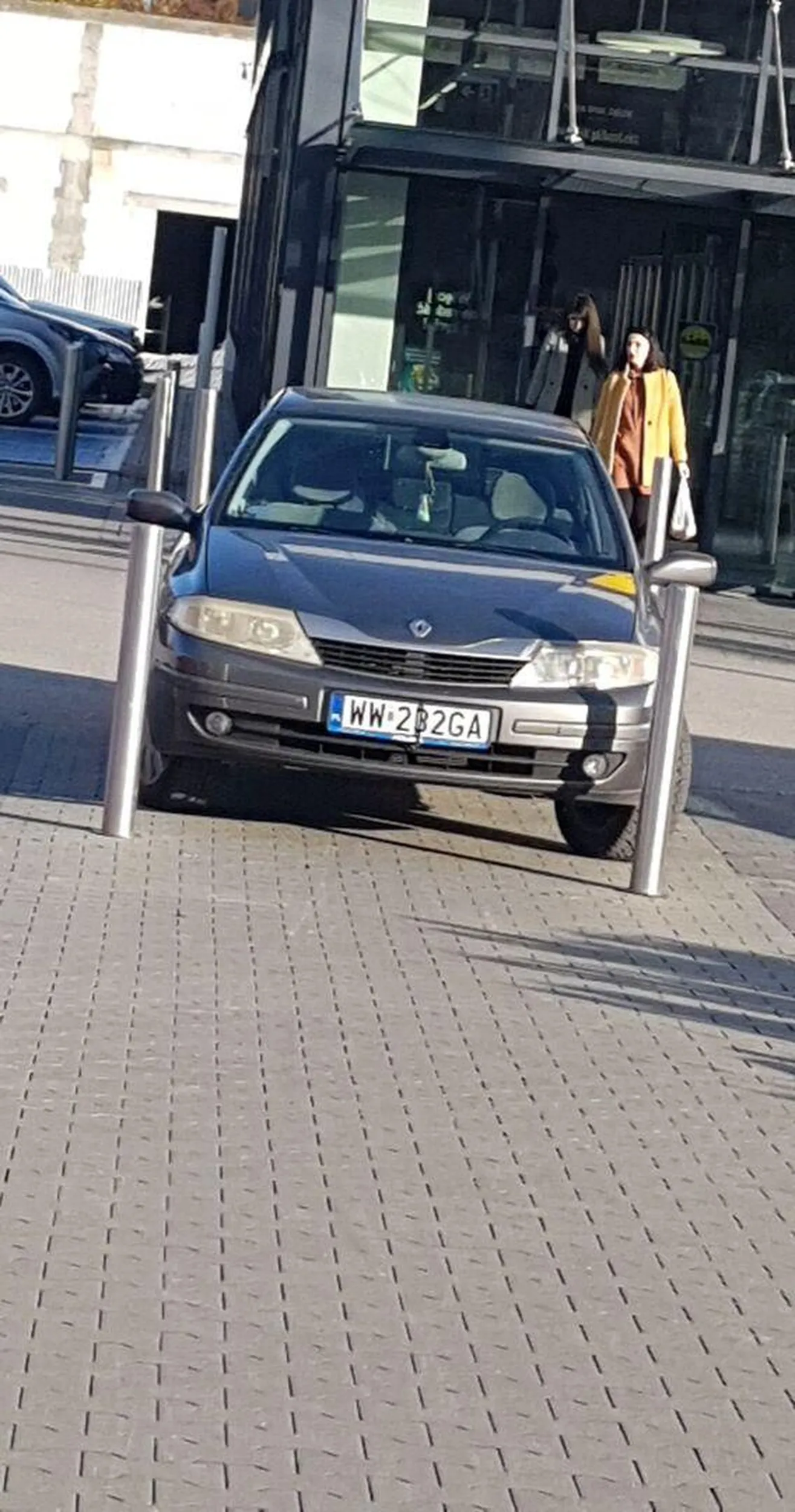 Dwa miejsca obok wolne a ten na przejściu stanoł