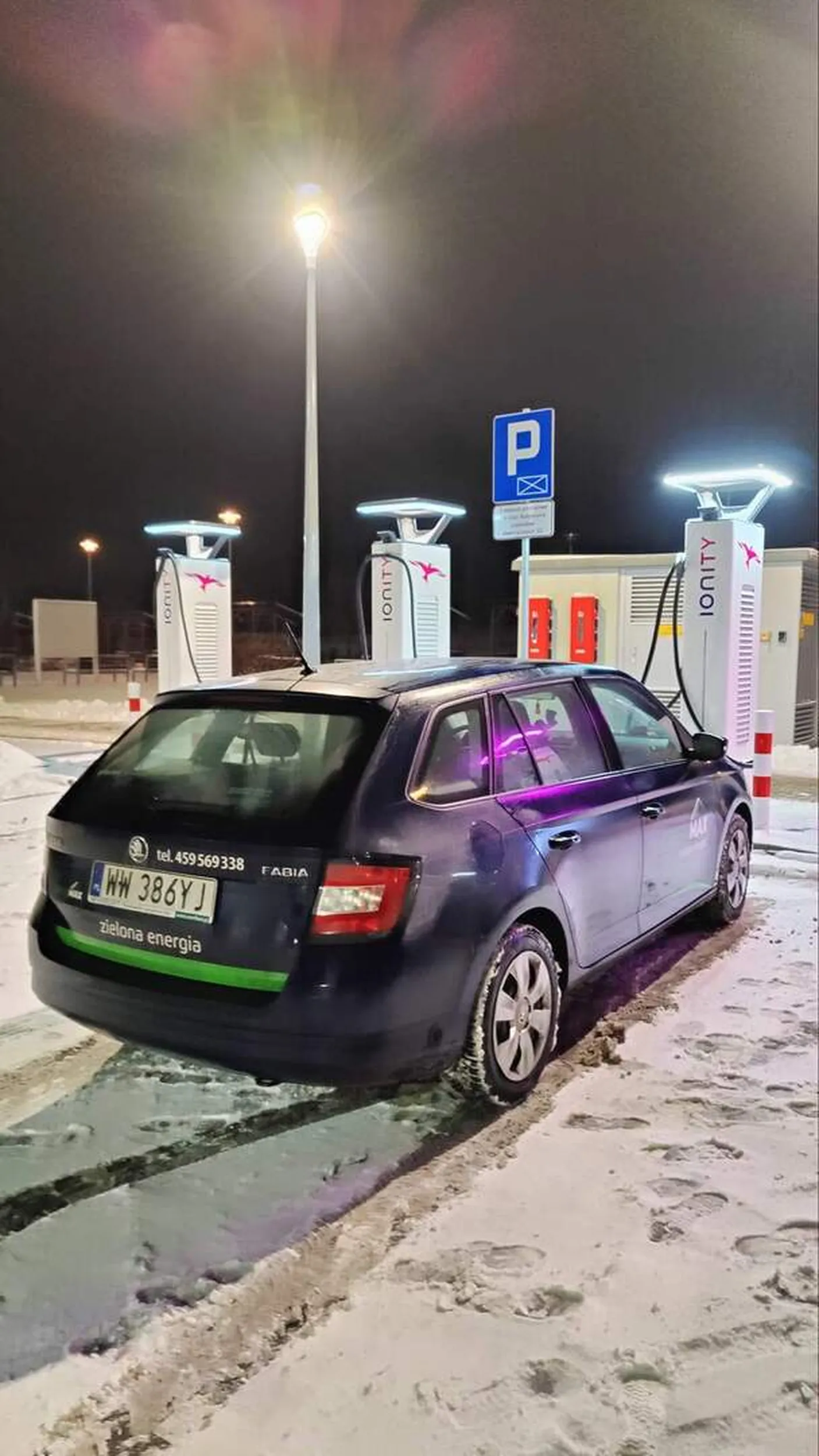 Burak, zastawia stację ładowania. Obok cały parking wolny