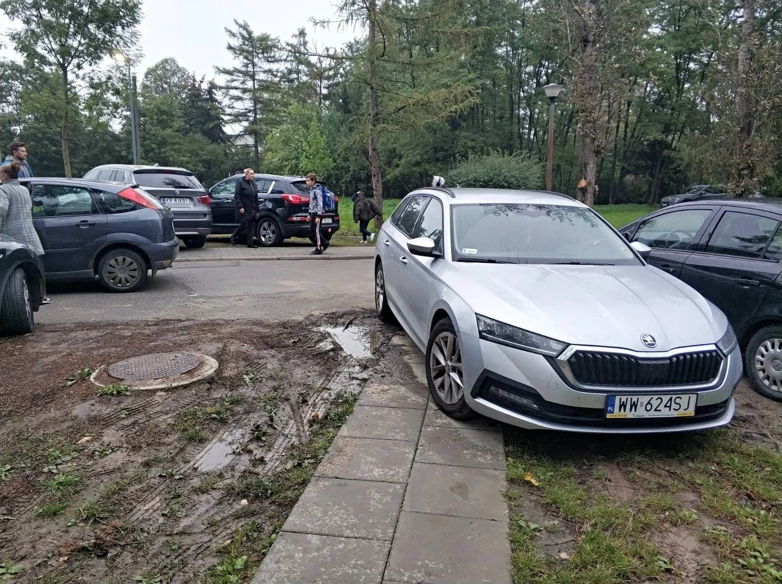 Bardzo państwa proszę o nierozjeżdżanie terenów zielonych przy szkole i przedszkolu. Proszę też o nieblokowanie chodnika.