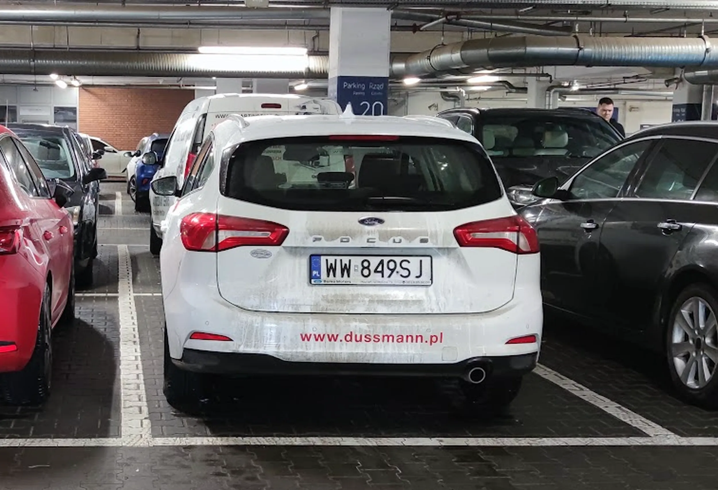 Mężczyzna podjeżdżając na parkingu i otwierając drzwi puknął w moje auto obok kiedy siedziałem w środku. Sprawdziłem, że nie zrobił szkody więc żadnej awantury nie było ale zamiast po prostu przeprosić i się rozchodzimy to postanowił się wykłócać, że "no gdzie on". Szkoda.