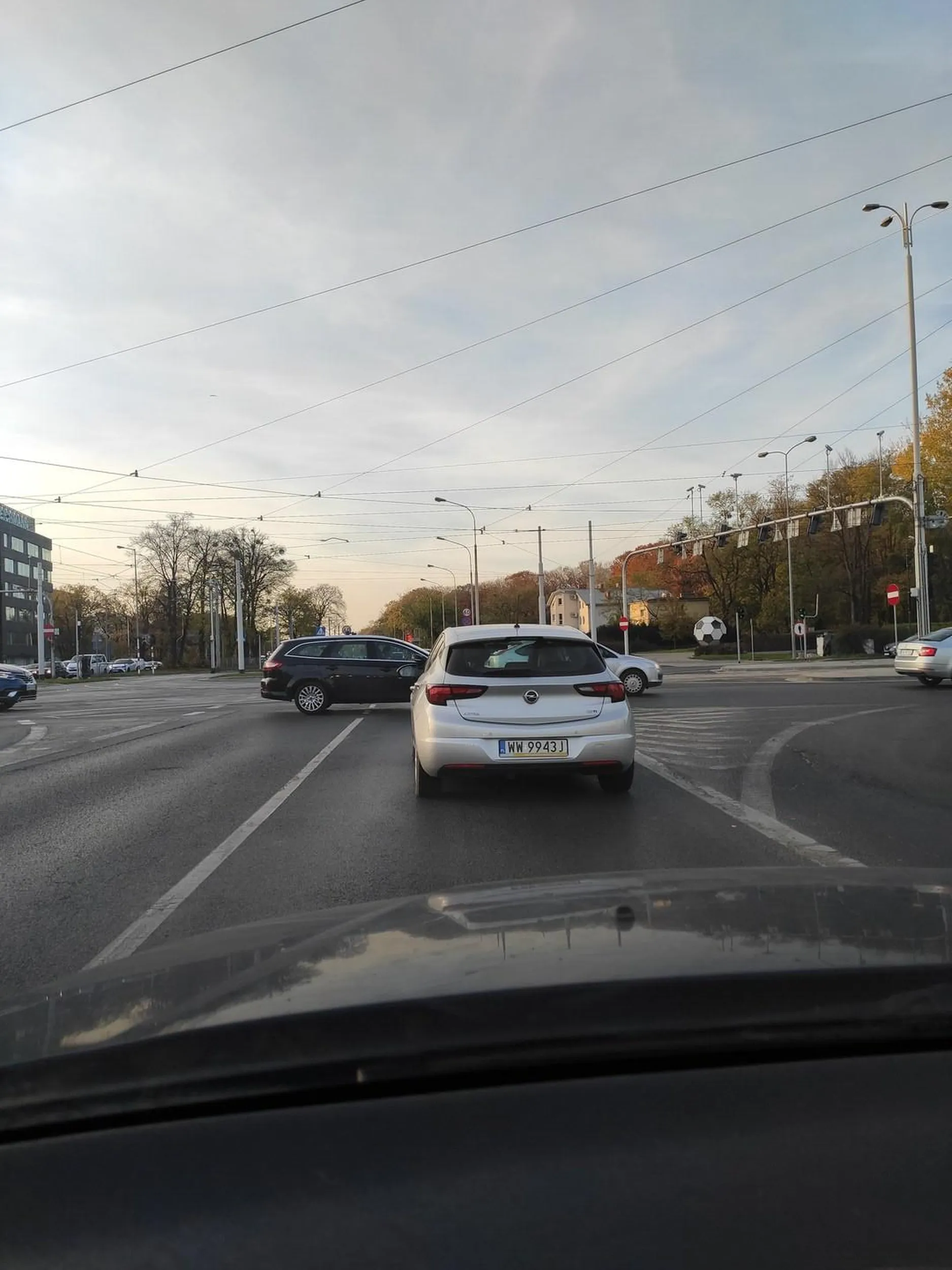 Pan jeździ bardzo brawurowo i egoistycznie. Nie myśli o innych, łamiąc przepisy ruchu drogowego i narażając innych kierowców. Pan chętnie wpycha się przed inne auta wjeżdżając na środek skrzyżowania, co wpływa negatywnie na ruch i opóźnia innych kierowców. Nie polecam jeździć w pobliżu tego Pana.
