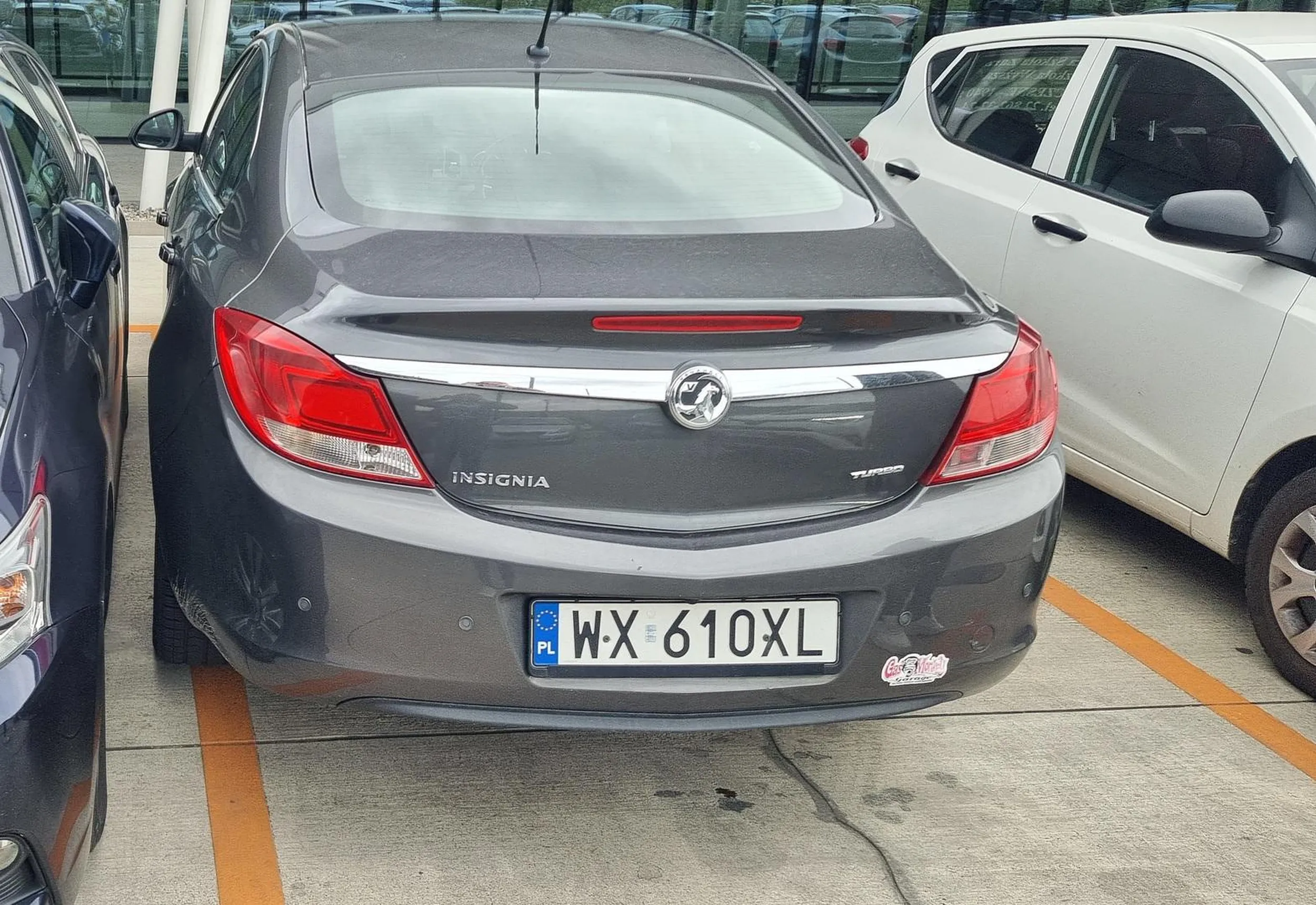 "Mistrz" parkowania! Oprócz tego że zajmuje 2 miejsca, przejeżdża przez progi (niektóre miejsca parkingowe mają z tyły takie progi). To jeszcze wypisuje wulgaryzmy na samochodach, które poprawnie zaparkowały