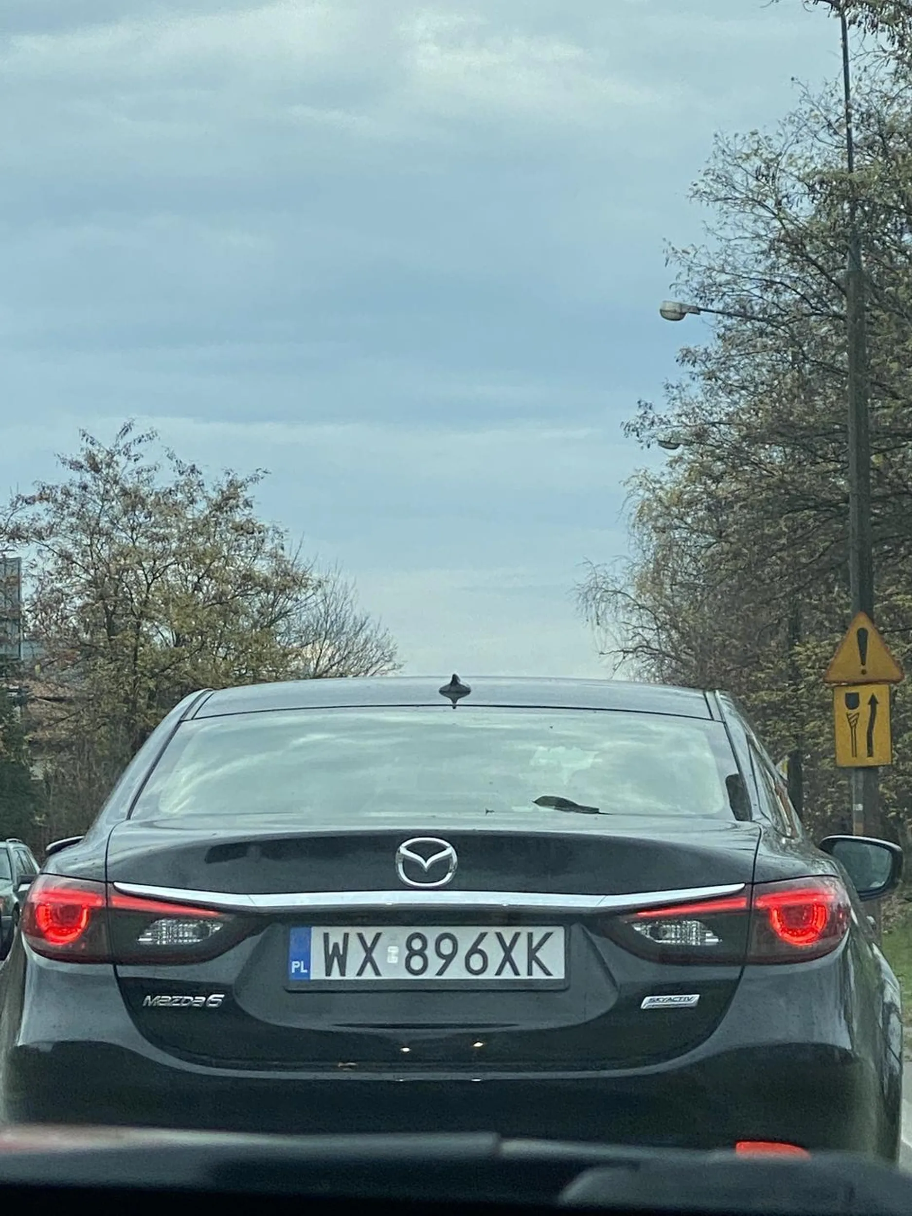 Typ wygląda jak ślepa mysz ze Shreka i nie wie jak działa rondo, wyjeżdża na chama.