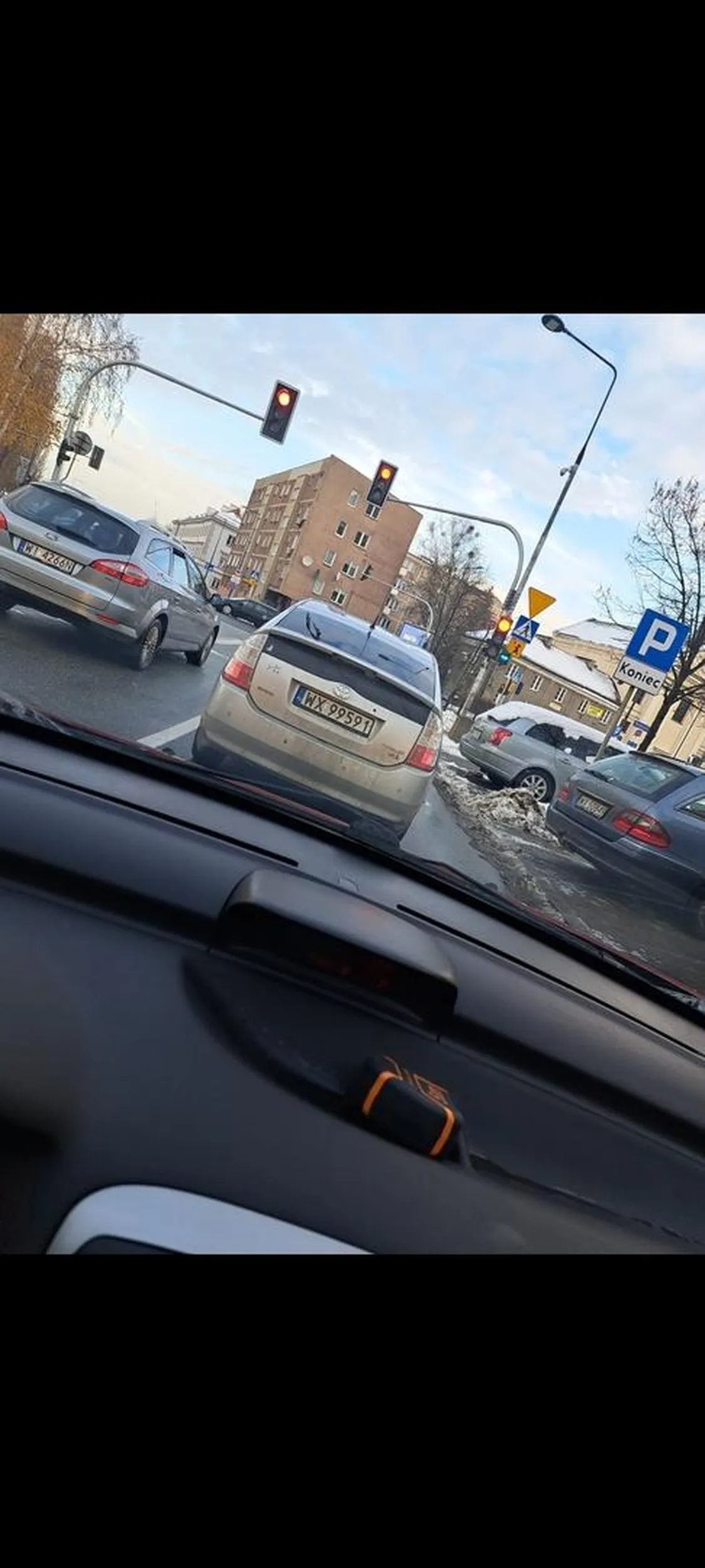 Pan kierowca Srubera zarysował zjeżdżając z prawego na środkowy pas mój przedni zderzak i uciekł z miejsca zdarzenia. Policja pozdrawia i ubezpieczyciel również:)