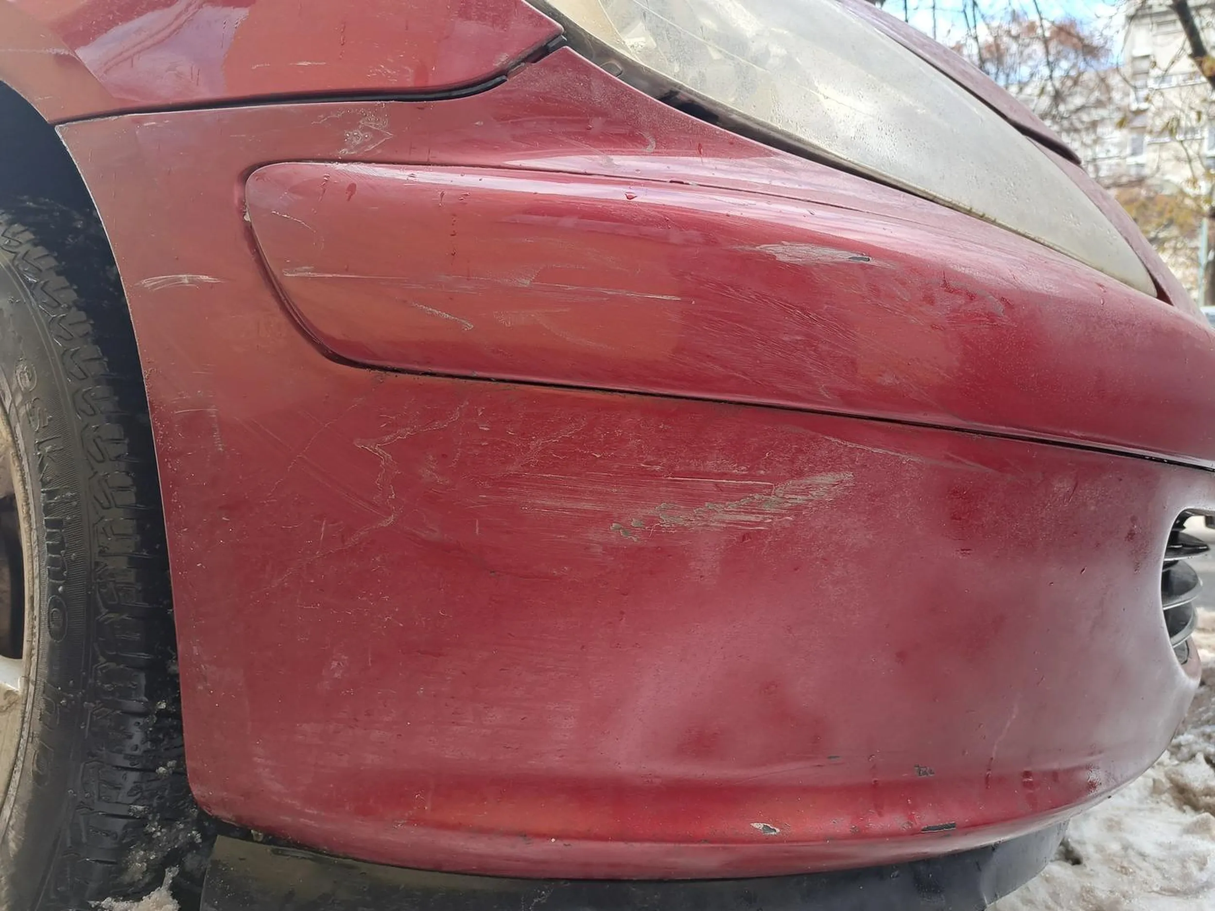 Pan kierowca Srubera zarysował zjeżdżając z prawego na środkowy pas mój przedni zderzak i uciekł z miejsca zdarzenia. Policja pozdrawia i ubezpieczyciel również:)