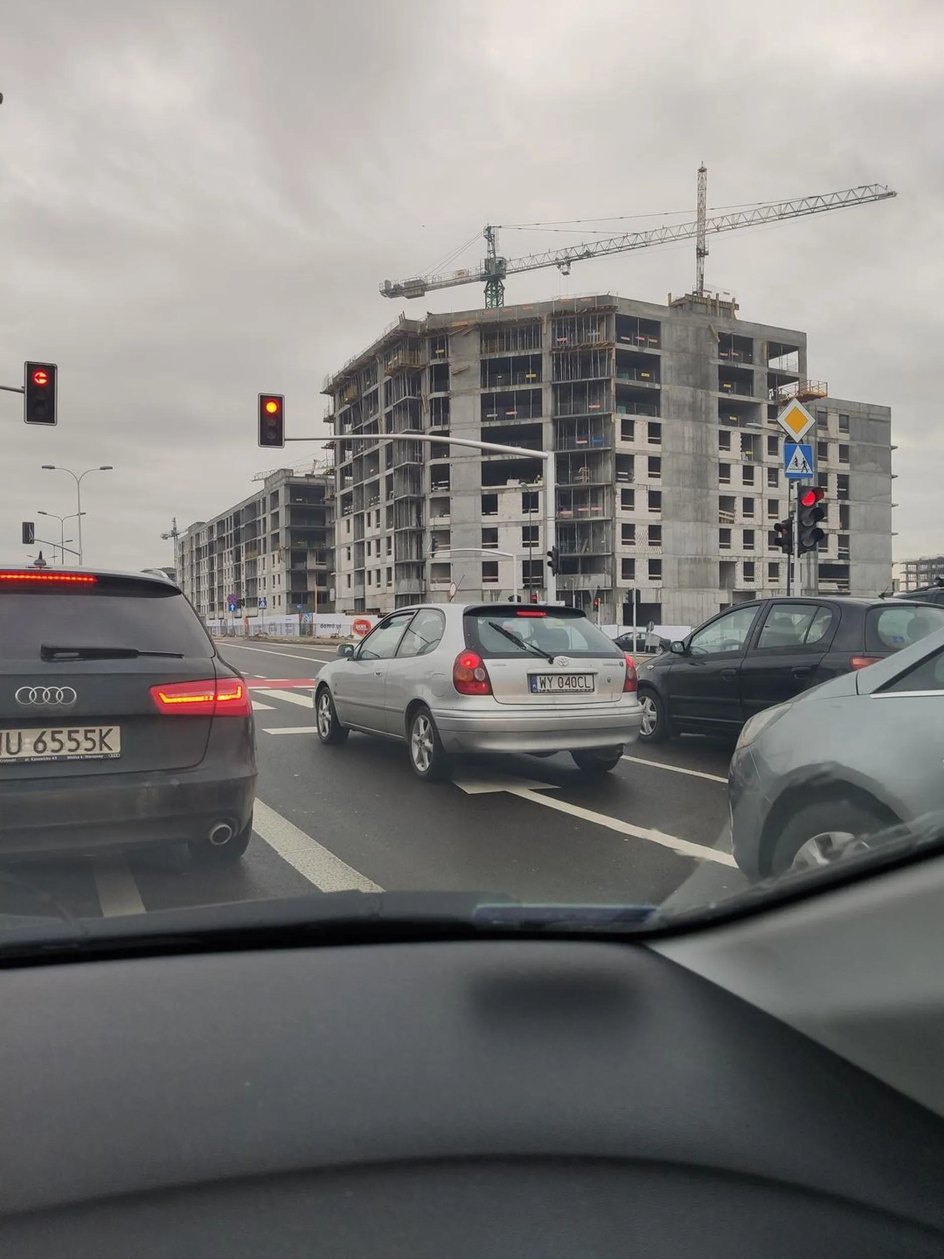 W dniu 22.12.2022 około 11:35 na skrzyżowaniu Lazurowej z Człuchowską (Warszawa) próbował, cofając, uderzyć w przedni zderzak mojego samochodu - jechał szybko i gwałtownie. Po manewrze skręcił na pas drogi kierujący się dalej ulicą lazurową. Warto zachować ostrożność w pobliżu tego kierowcy, bo gdyby nie mój refleks i cofnięcie się ~10m - przed świętami czekałaby mnie niemiła niespodzianka.