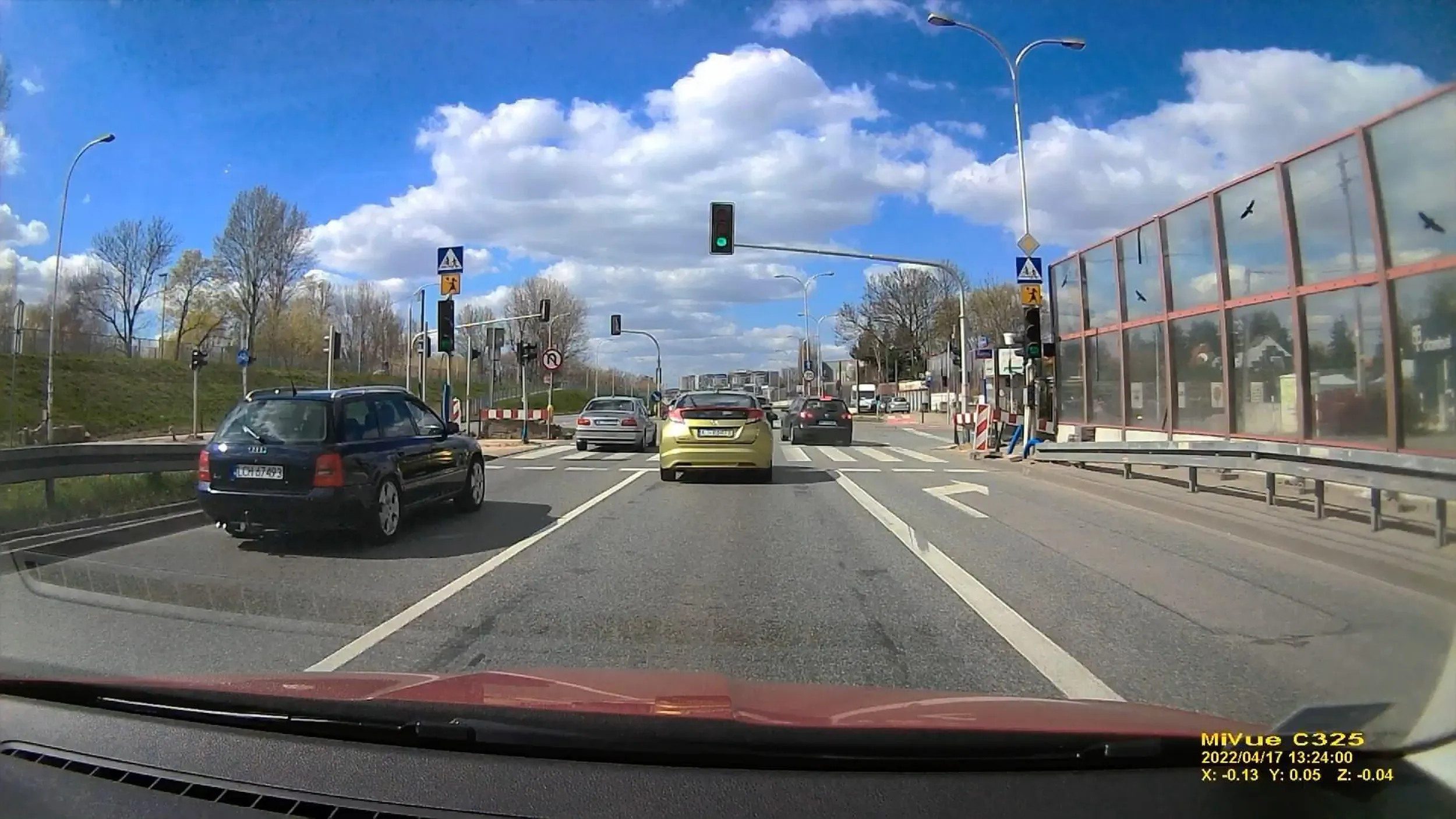 17.04.2022 Wał Miedzeszyński Cwaniak bez mózgu wykorzystuje pas do skrętu w prawo aby pojechać prosto i wcisnąć się przed poprawnie jadące auta.