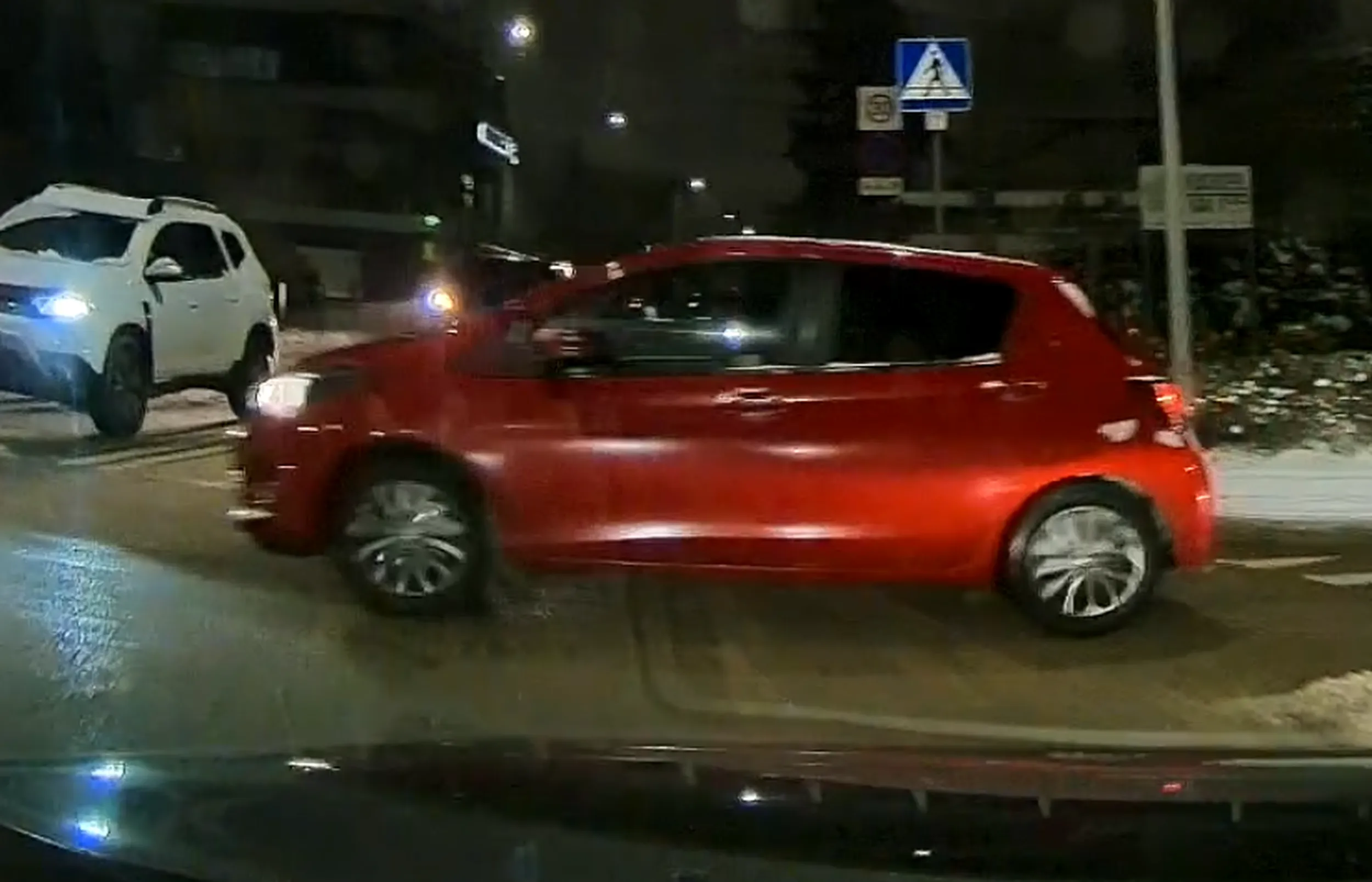 Wymusza pierwszeństwo na rondzie, dodatkowo w warunkach, w których łatwo o poślizg bo rondo nieodśnieżone. Nie patrzy czy coś jedzie.