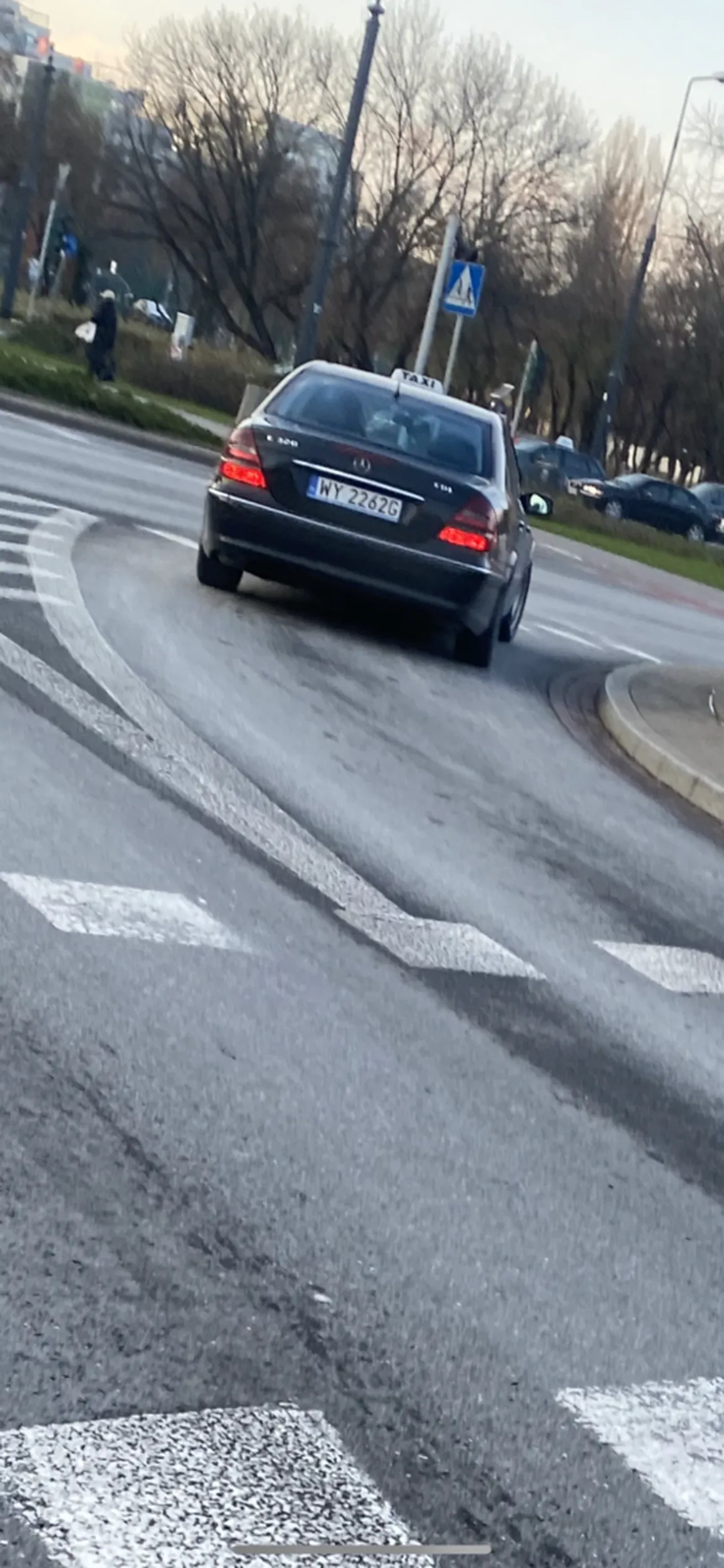 Z premedytacją przejechał na czerwonym świetle, podczas gdy paliło się zielone światło dla pieszych. Piesi wchodzili już na przejście, a ten z impetem przejechał na czerwonym świetle, aby potem szybko zmienić pas i skręcić w prawo. Zastanów się człowieku nad sobą! pomyśleć, że taka osoba jak Ty - która stwarza zagrożenie  - przewozi innych ludzi…