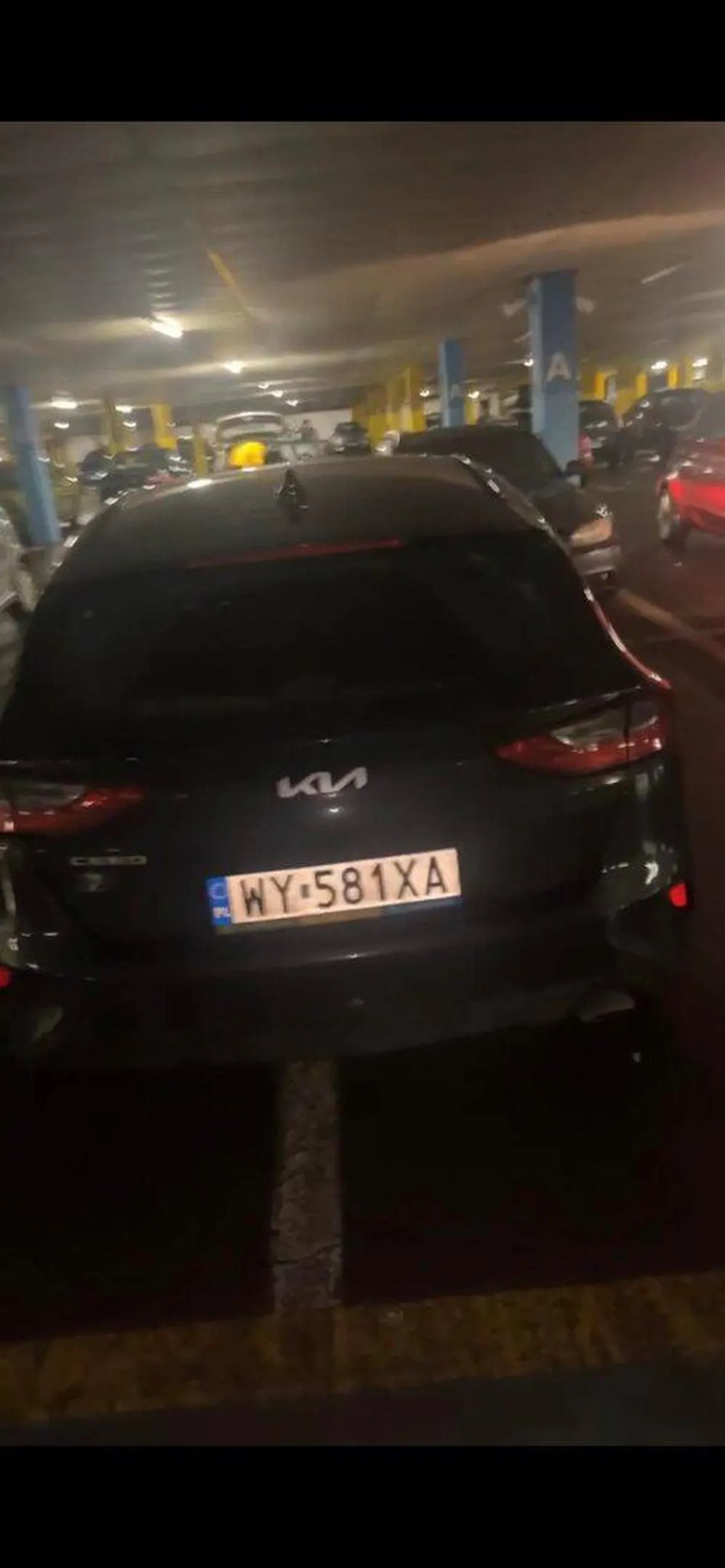 Dureń w dzień przed wigilią parkuje na 2 miejscach parkingowych pod samym wejściem gdy cały parking aż pęka w szwach!!