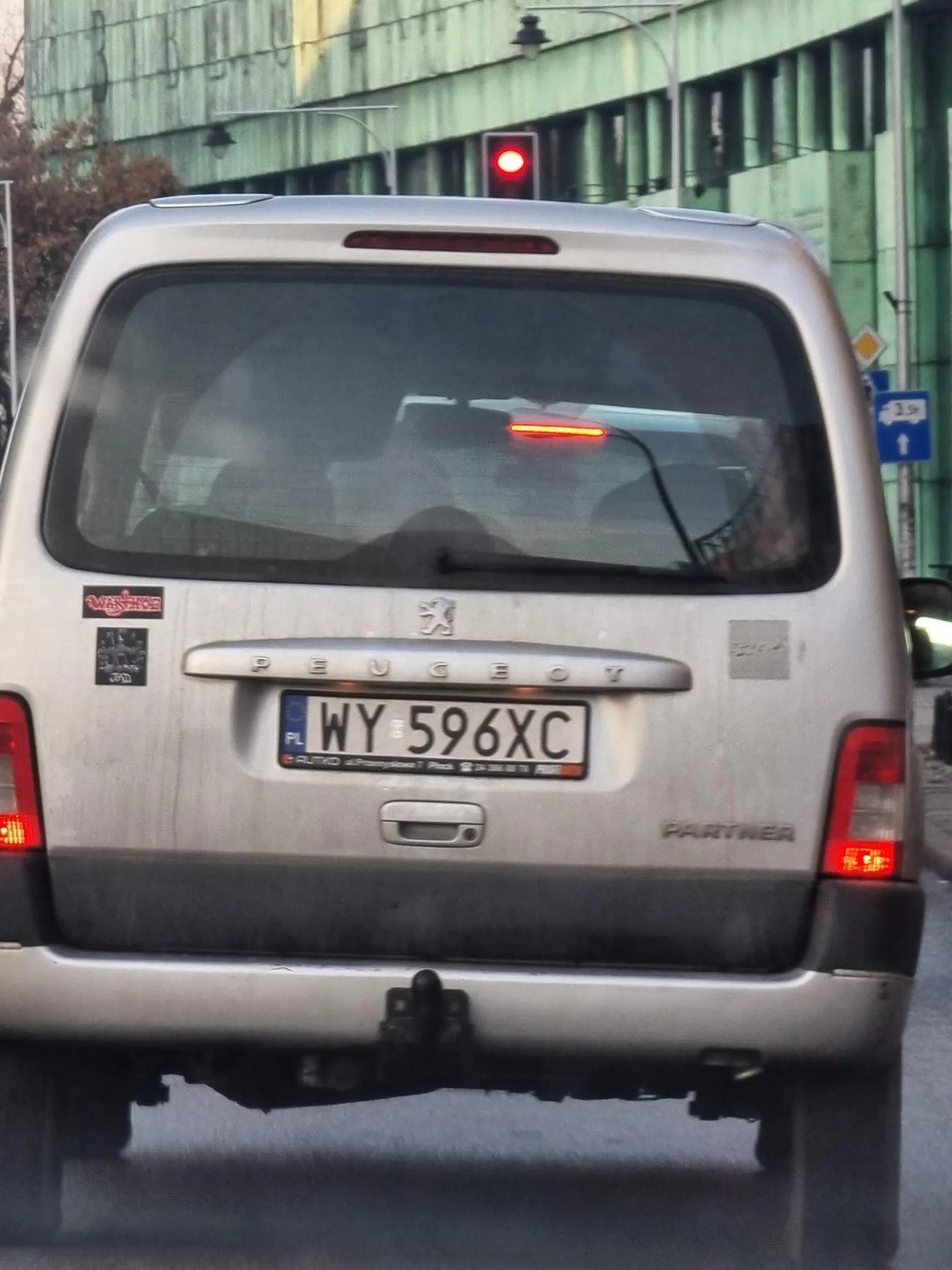 Nie miły kierowca, nie myje furki, jest chamski i ma słabe naklejki