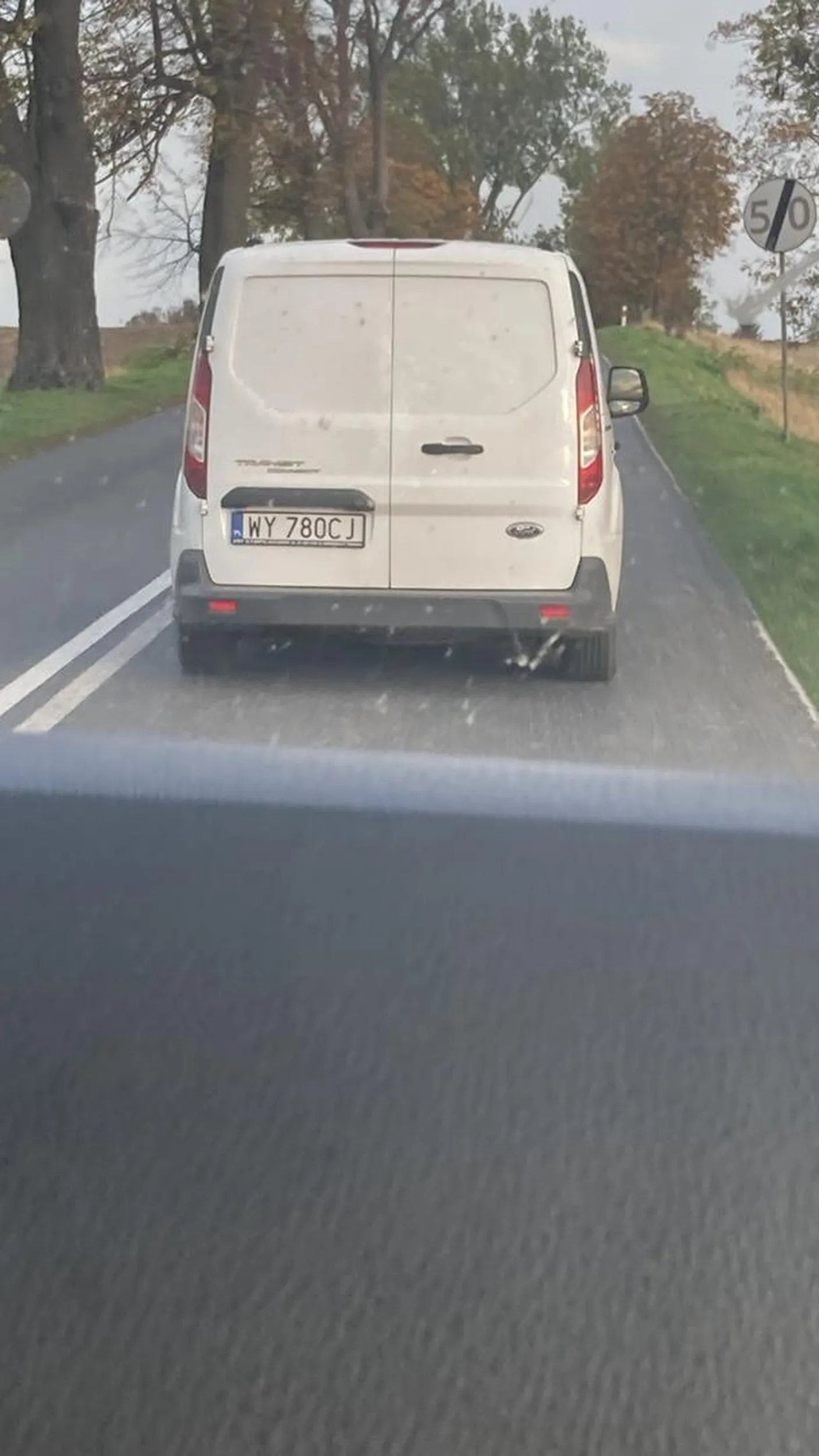 Jak włączasz się do ruchu to przyspieszaj a nie wyjedzie królewna i jedzie 30km/h. Ten manewr kwalifikuje się pod wymuszenie jak byś nie wiedział polecam KD