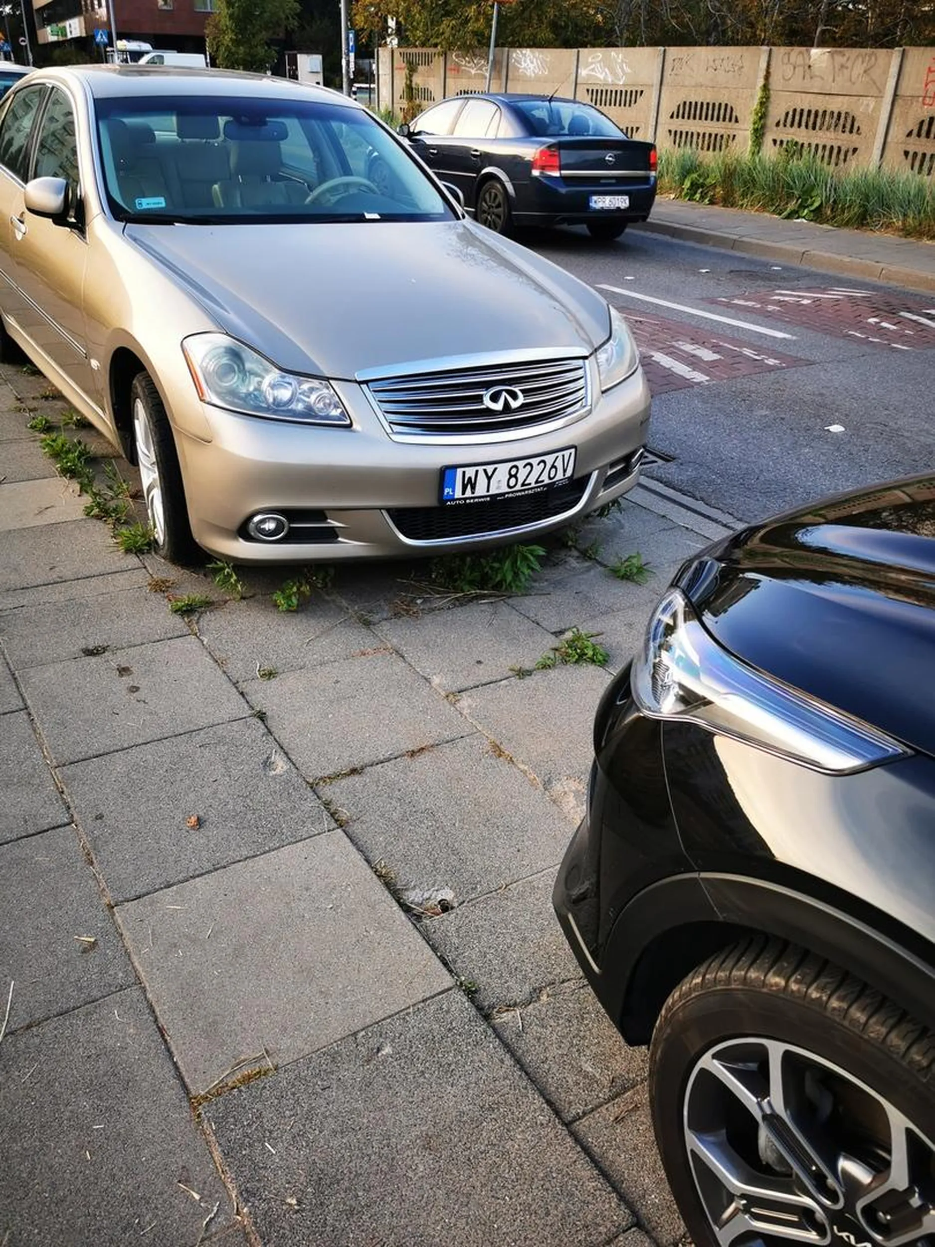 Ładne auto ale porzucone i wrasta w chodnik... Wnętrze piękne