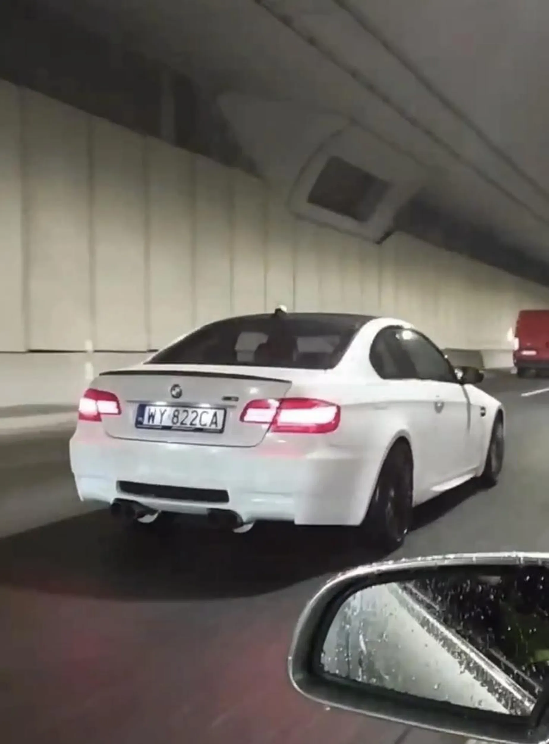 jechał przez Warszawę i z głośnika na dachu promował mentoring z puszczania się w internecie