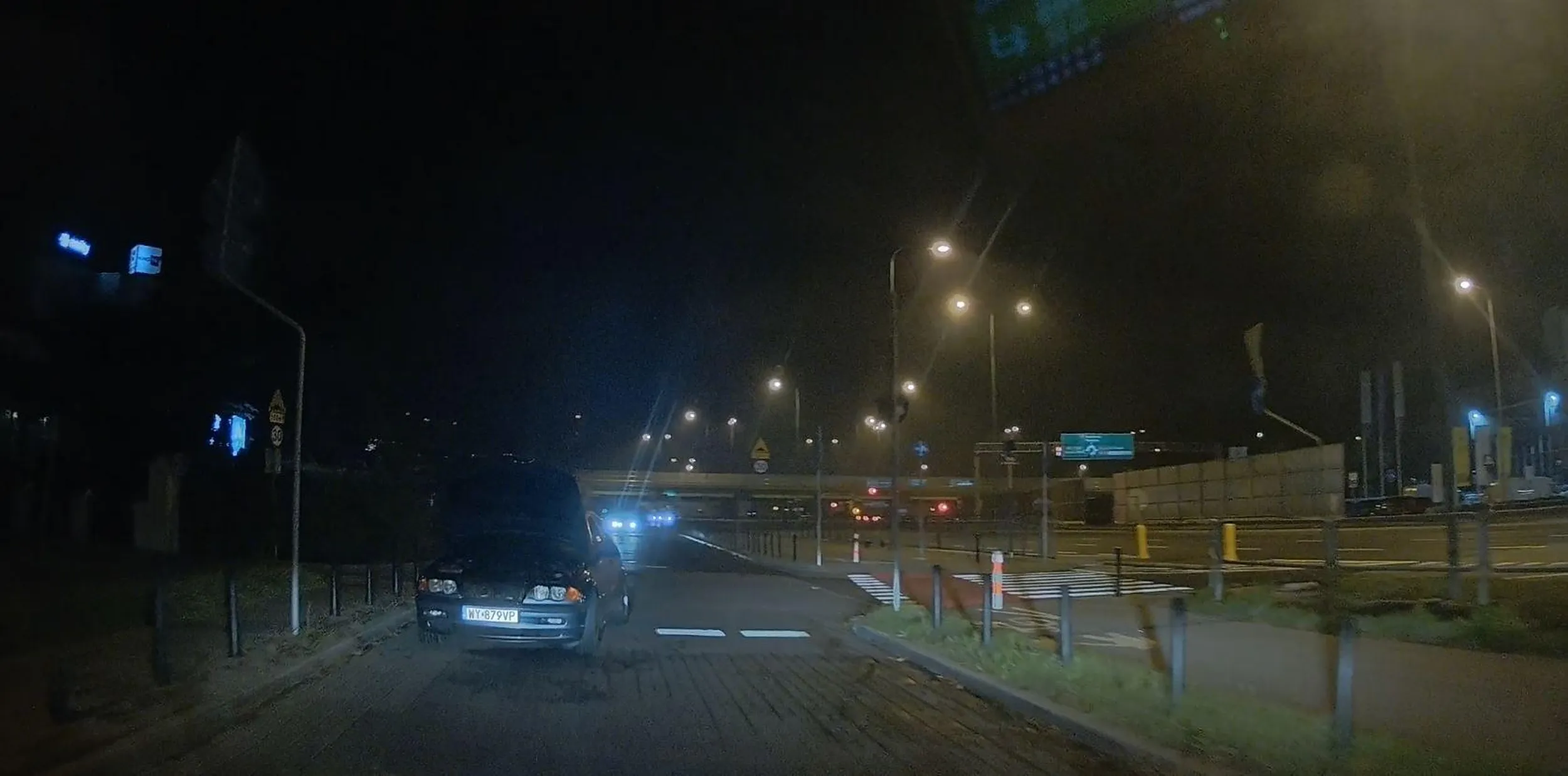 zostawiony na środku skrzyżowania a co tam, grupa osób sobie gada obok, przepchnąć na parking który jest tuż obok... po co